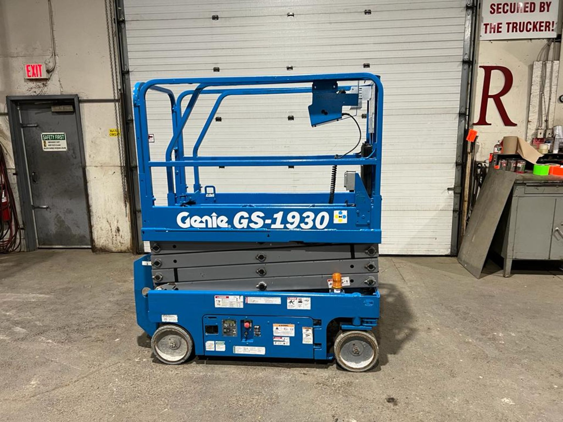 Genie GS-1930 Electric Motorized Scissor Lift - with Extendable Platform Deck with pendant