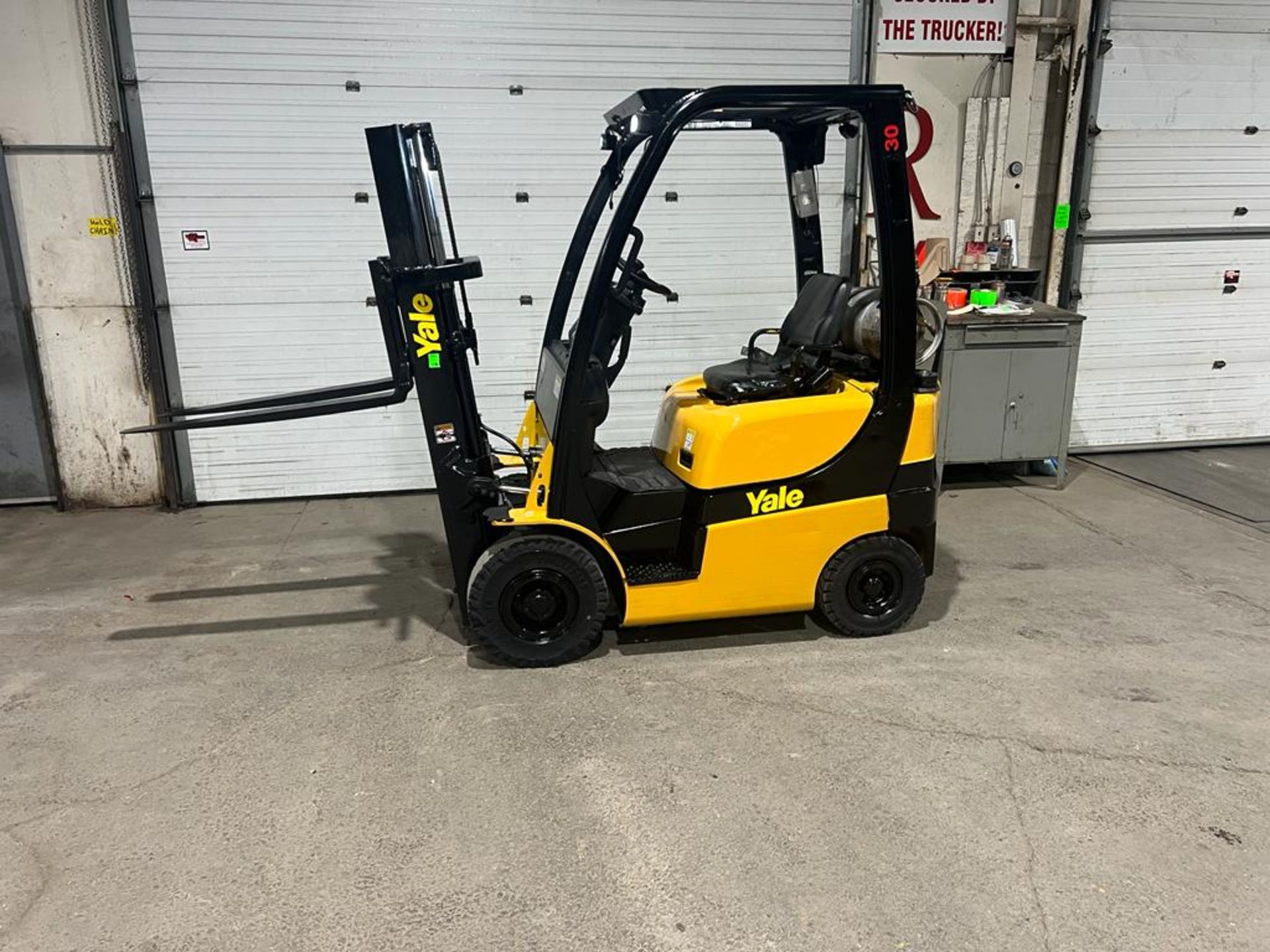 NICE 2015 Yale 30 - 3,000lbs Capacity OUTDOOR Forklift LPG (propane) with Trucker Mast & Foam Filled