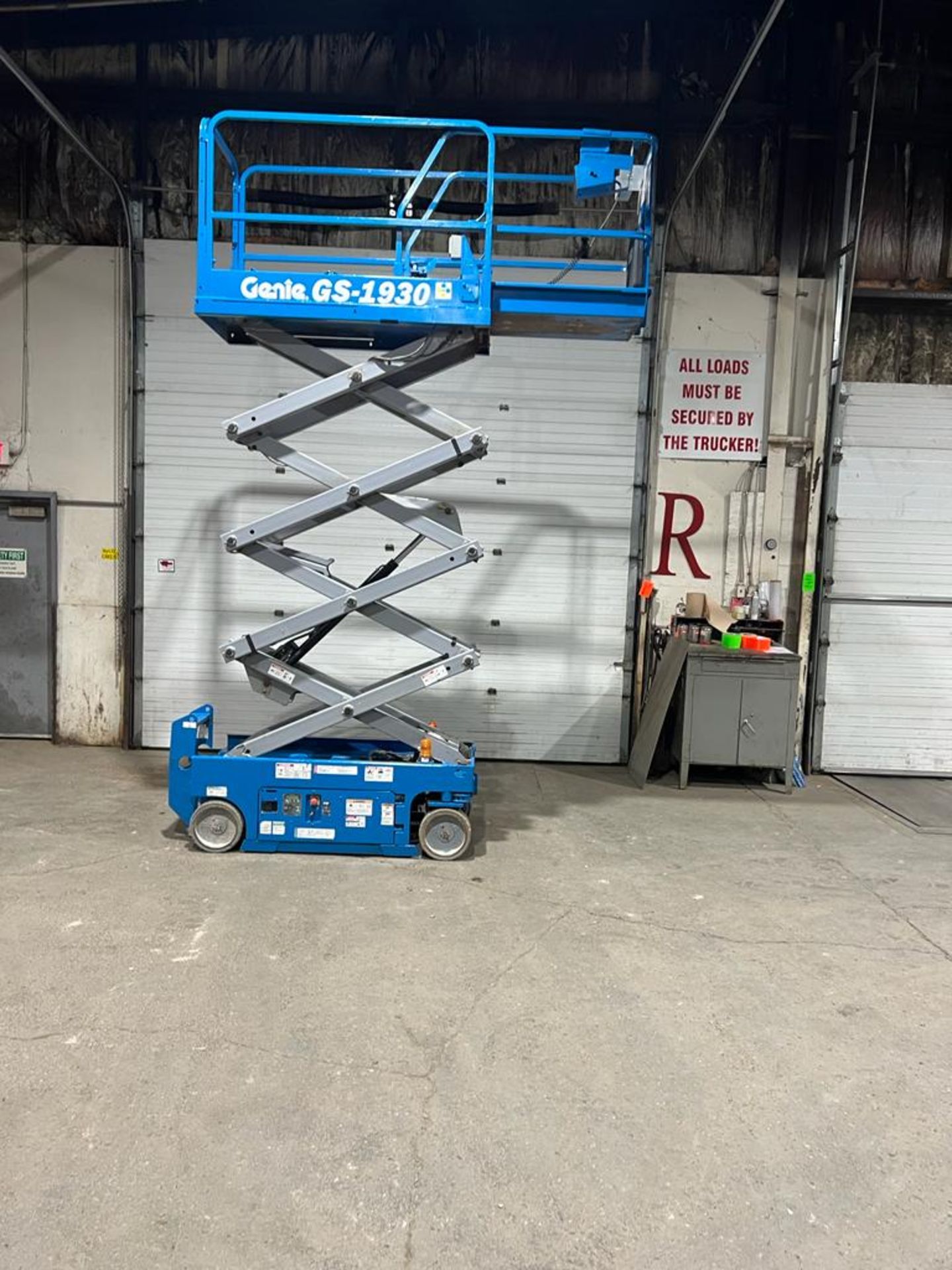 Genie GS-1930 Electric Motorized Scissor Lift - with Extendable Platform Deck with pendant