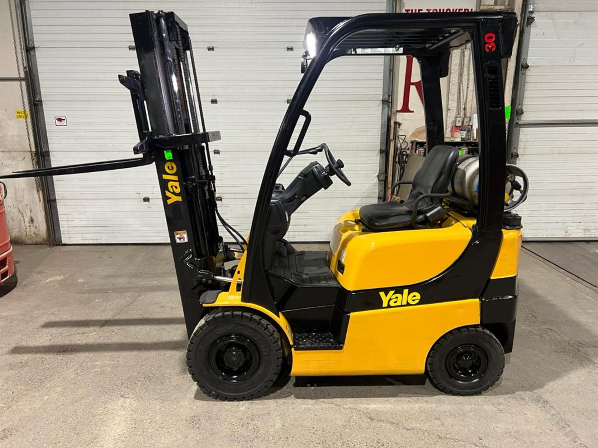 NICE 2015 Yale 30 - 3,000lbs Capacity OUTDOOR Forklift LPG (propane) with Trucker Mast & Foam Filled