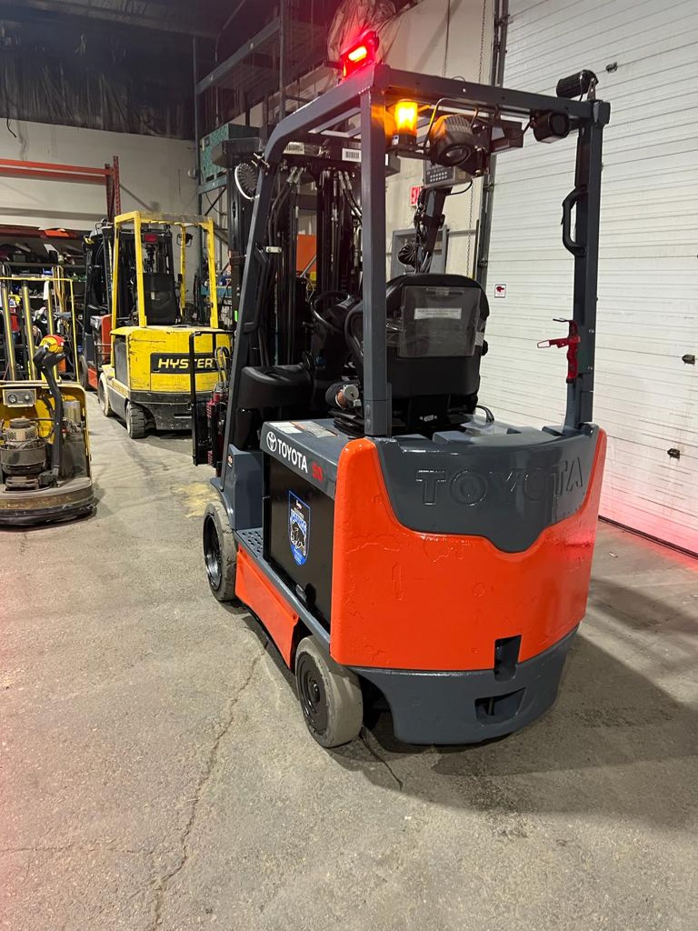 2017 Toyota 5,000lbs Capacity Electric Forklift 4-STAGE MAST & BUILT ON SCALE with Sideshift - Image 4 of 6