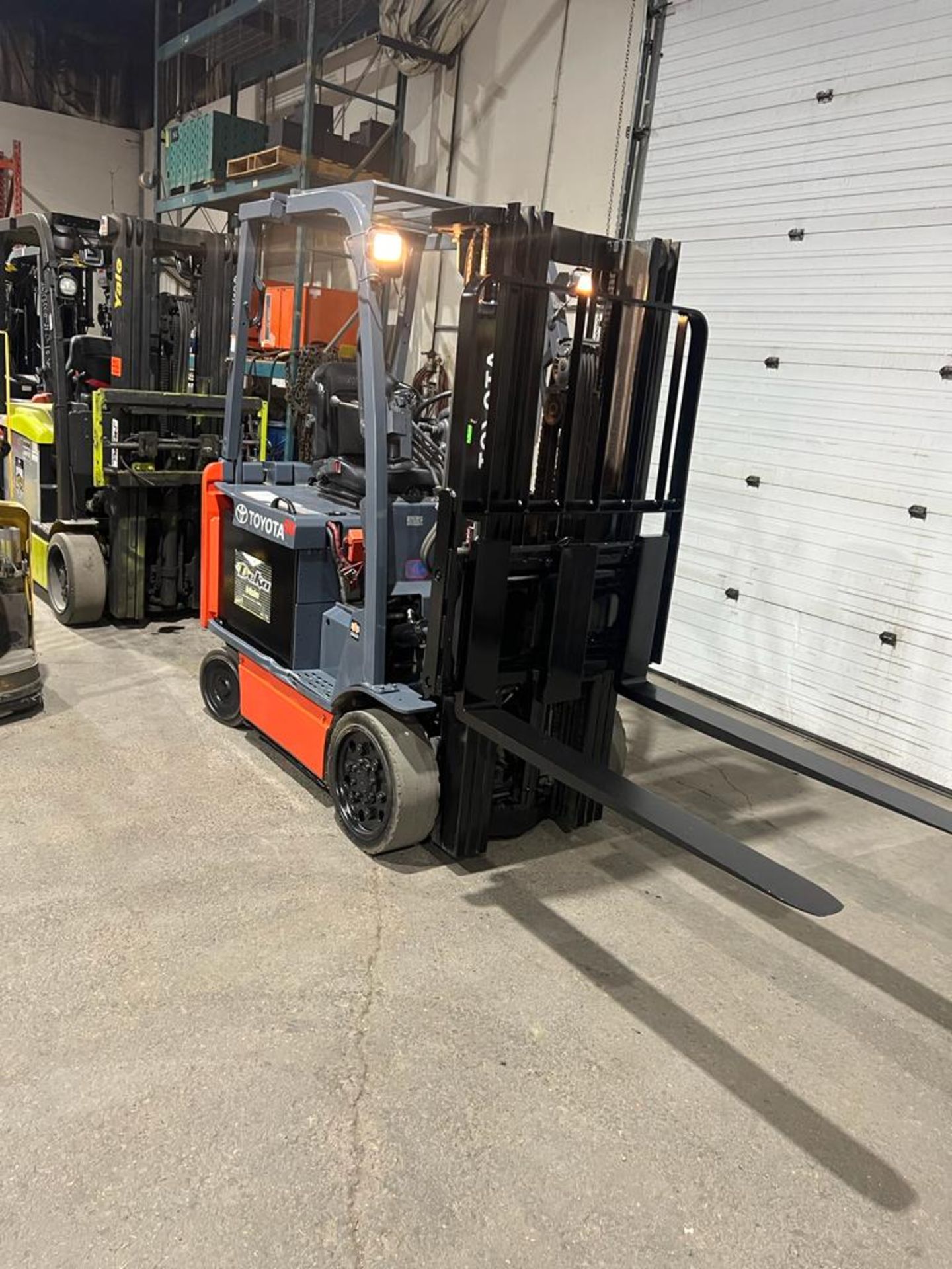 2016 Toyota 5,000lbs Capacity Electric Forklift 3-stage mast with Sideshift & Plumbed for Fork - Image 2 of 3