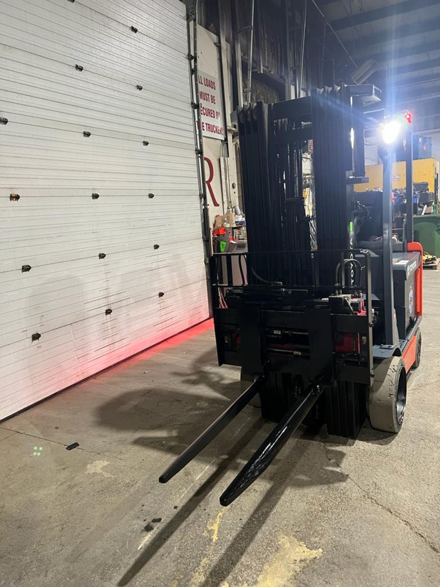 2017 Toyota 5,000lbs Capacity Electric Forklift 4-STAGE MAST & BUILT ON SCALE with Sideshift - Image 5 of 6