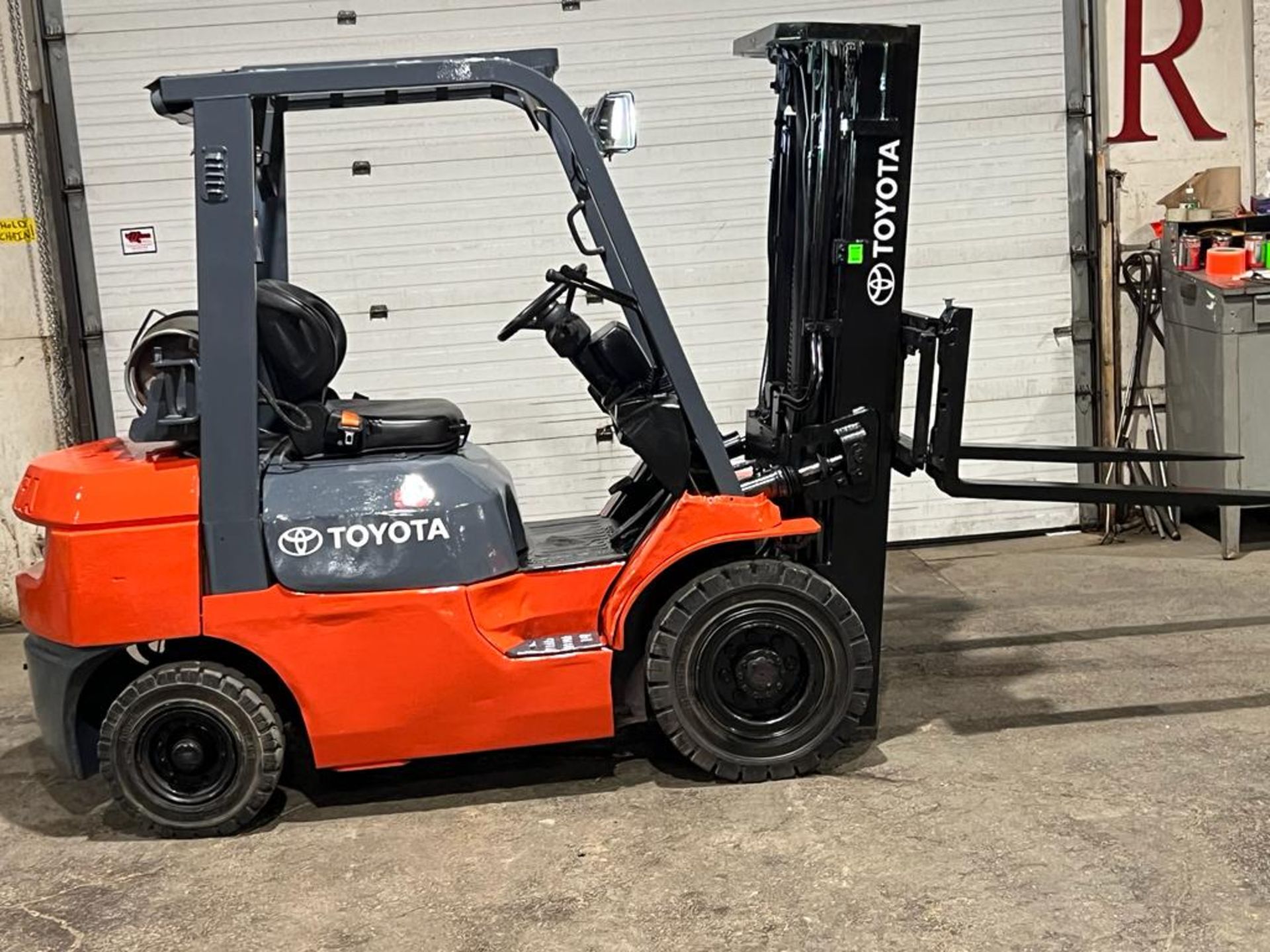 Toyota 5,000lbs Capacity OUTDOOR Forklift LPG (propane) with Sideshift and 3-stage Mast Low hours
