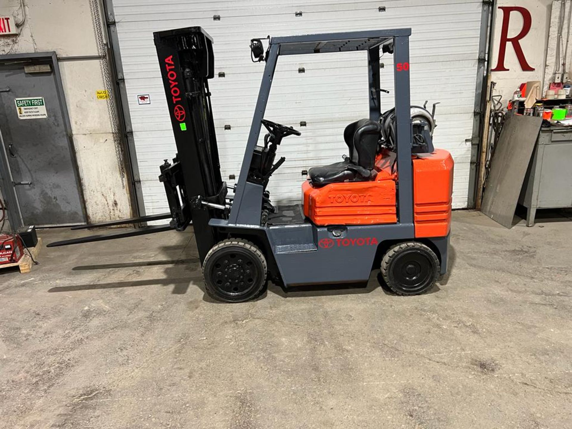 Toyota 5,000lbs Capacity OUTDOOR Forklift LPG (propane) with Sideshift and 3-stage Mast - (no