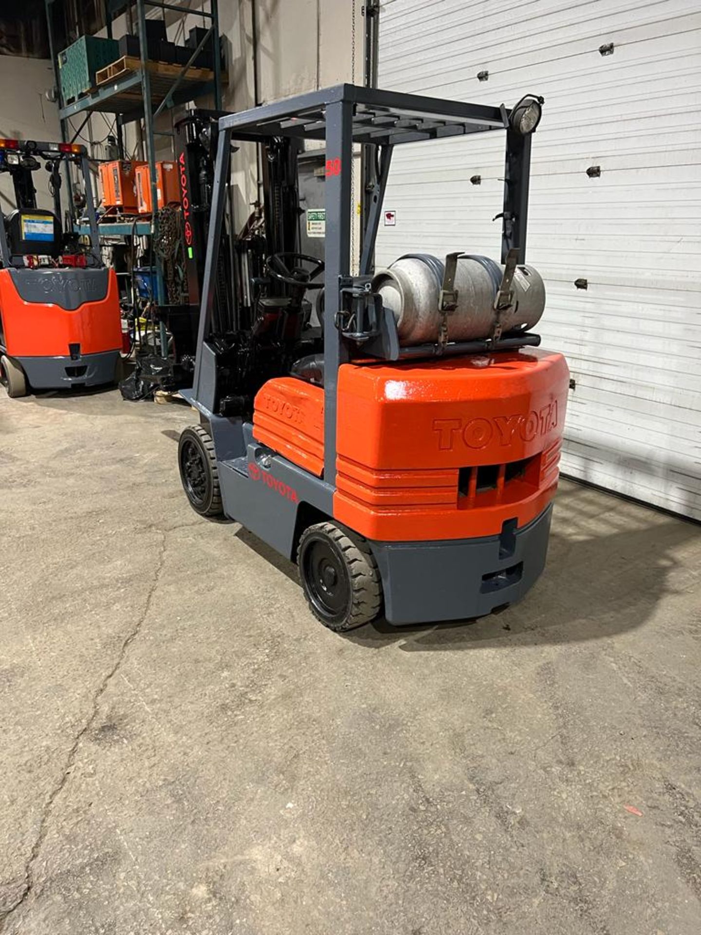 Toyota 5,000lbs Capacity OUTDOOR Forklift LPG (propane) with Sideshift and 3-stage Mast - (no - Image 3 of 4