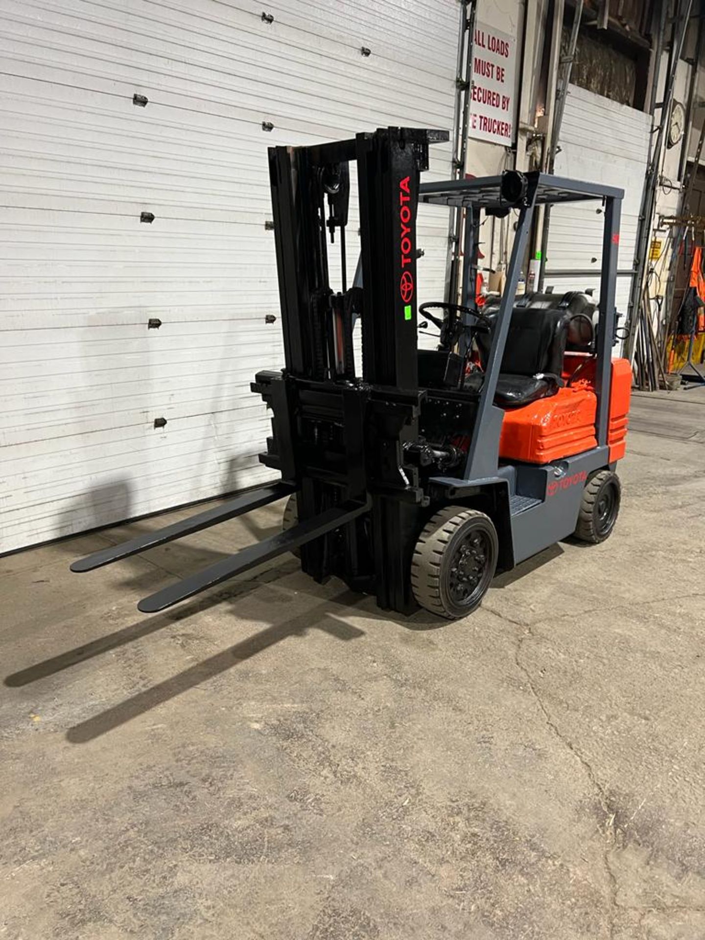 Toyota 5,000lbs Capacity OUTDOOR Forklift LPG (propane) with Sideshift and 3-stage Mast - (no - Image 2 of 4