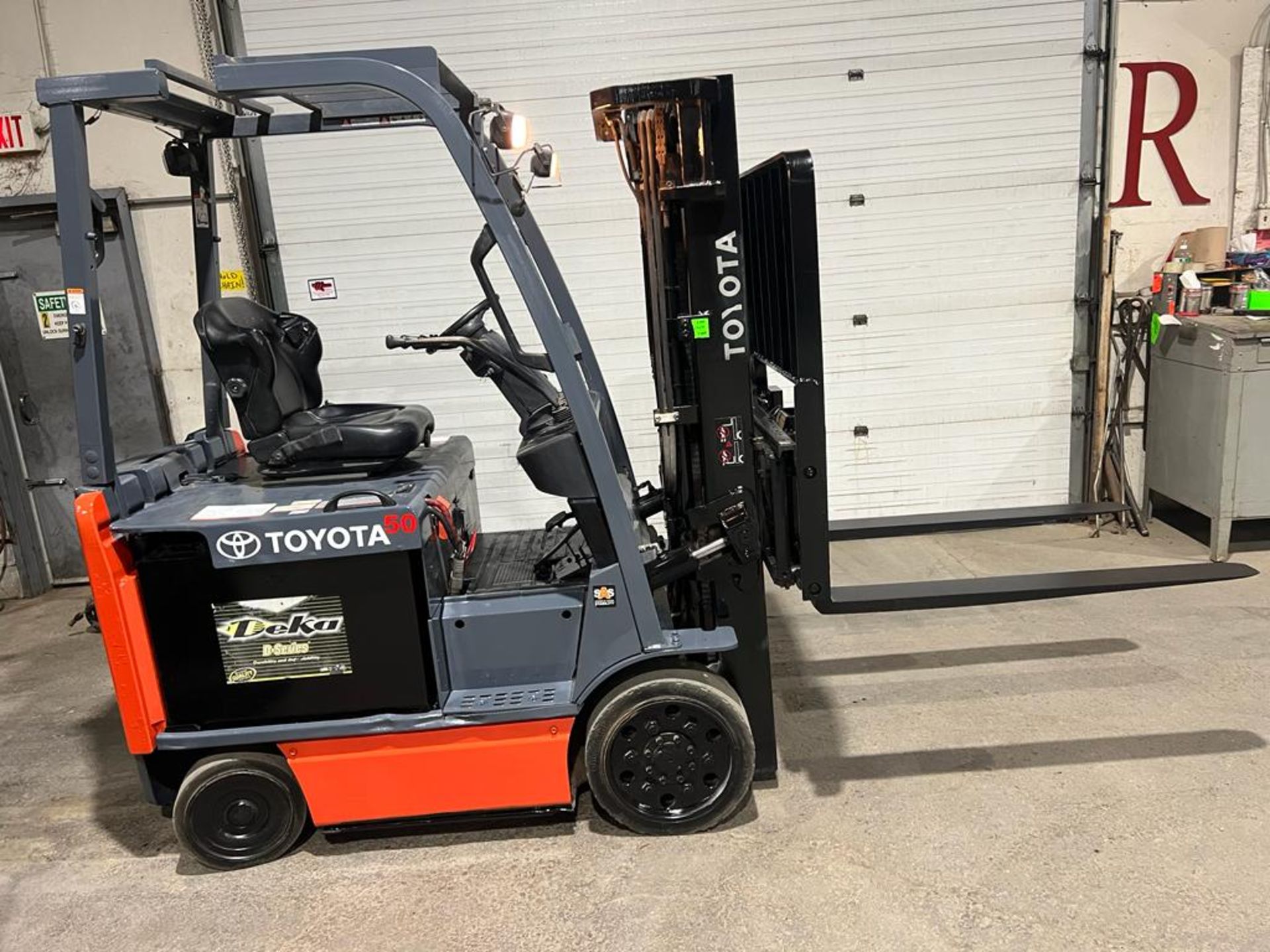 2016 Toyota 5,000lbs Capacity Electric Forklift 3-stage mast with Sideshift & Plumbed for Fork