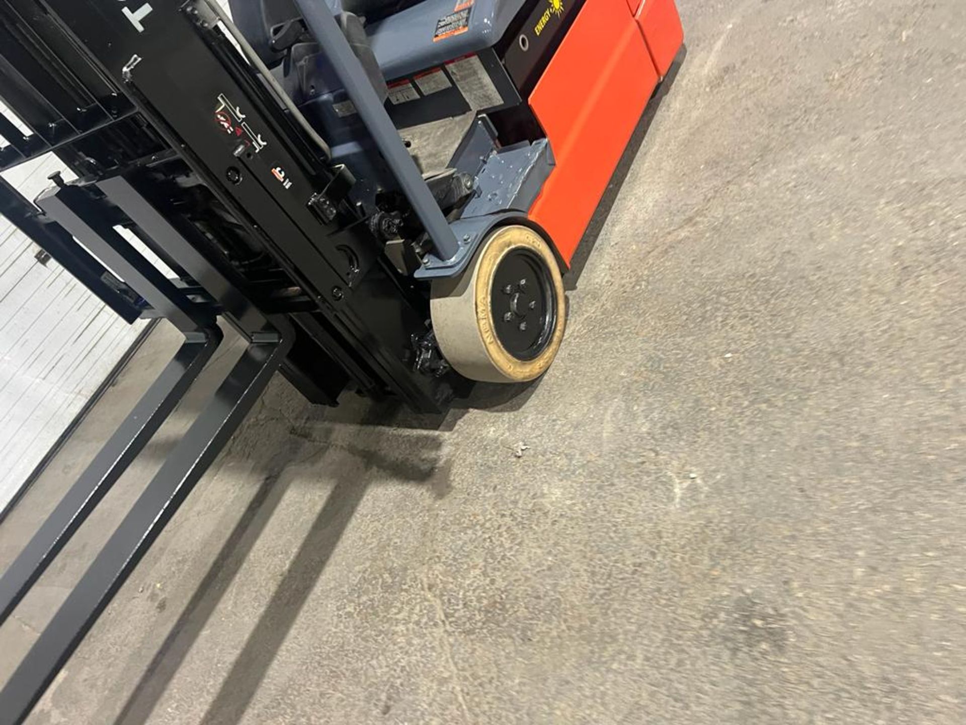 2018 Toyota 3,600lbs Capacity Forklift NEW 36V Battery 3-Wheel with sideshift & 3-stage mast with - Image 4 of 6