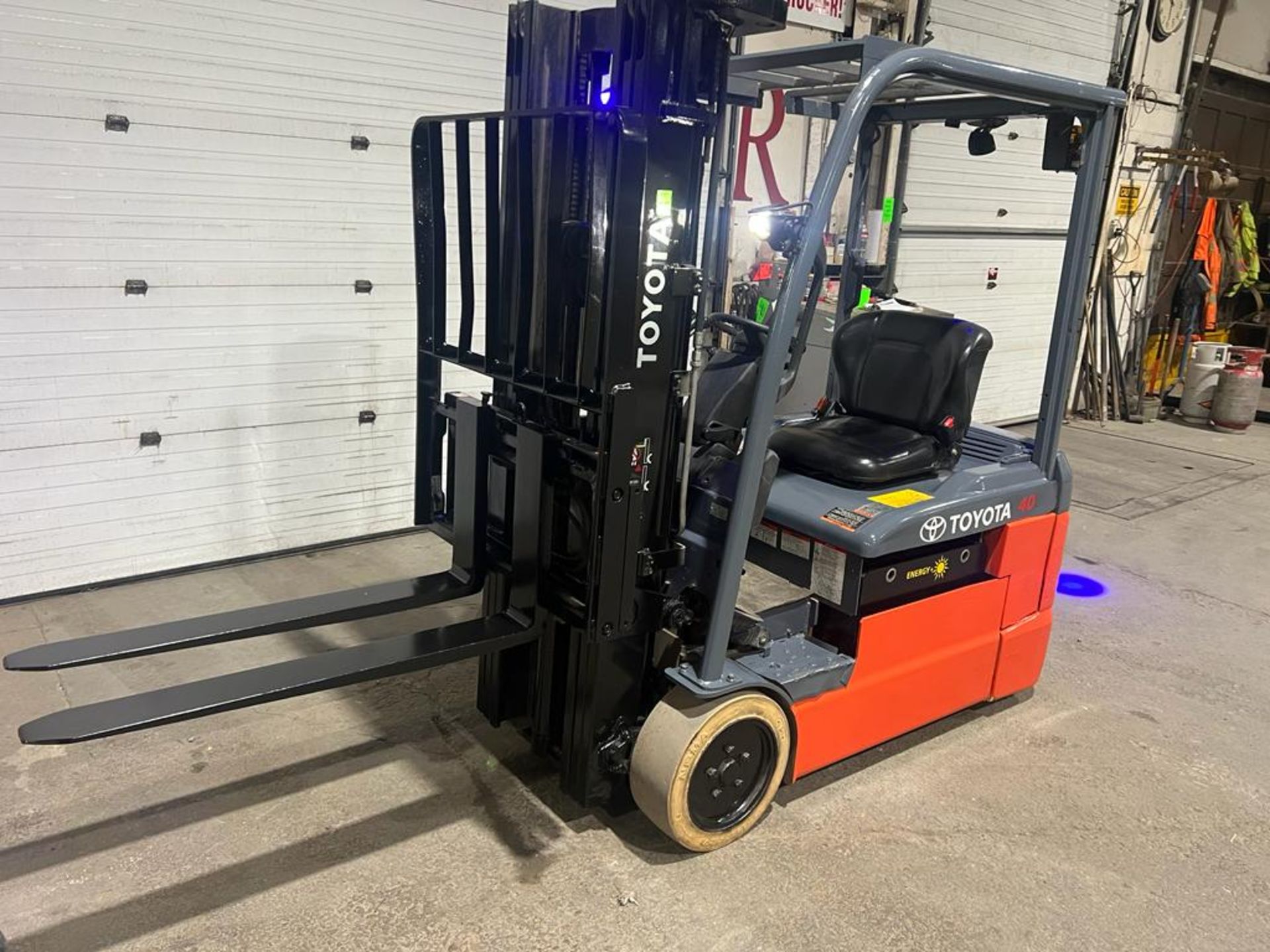 2018 Toyota 3,600lbs Capacity Forklift NEW 36V Battery 3-Wheel with sideshift & 3-stage mast with - Image 2 of 6