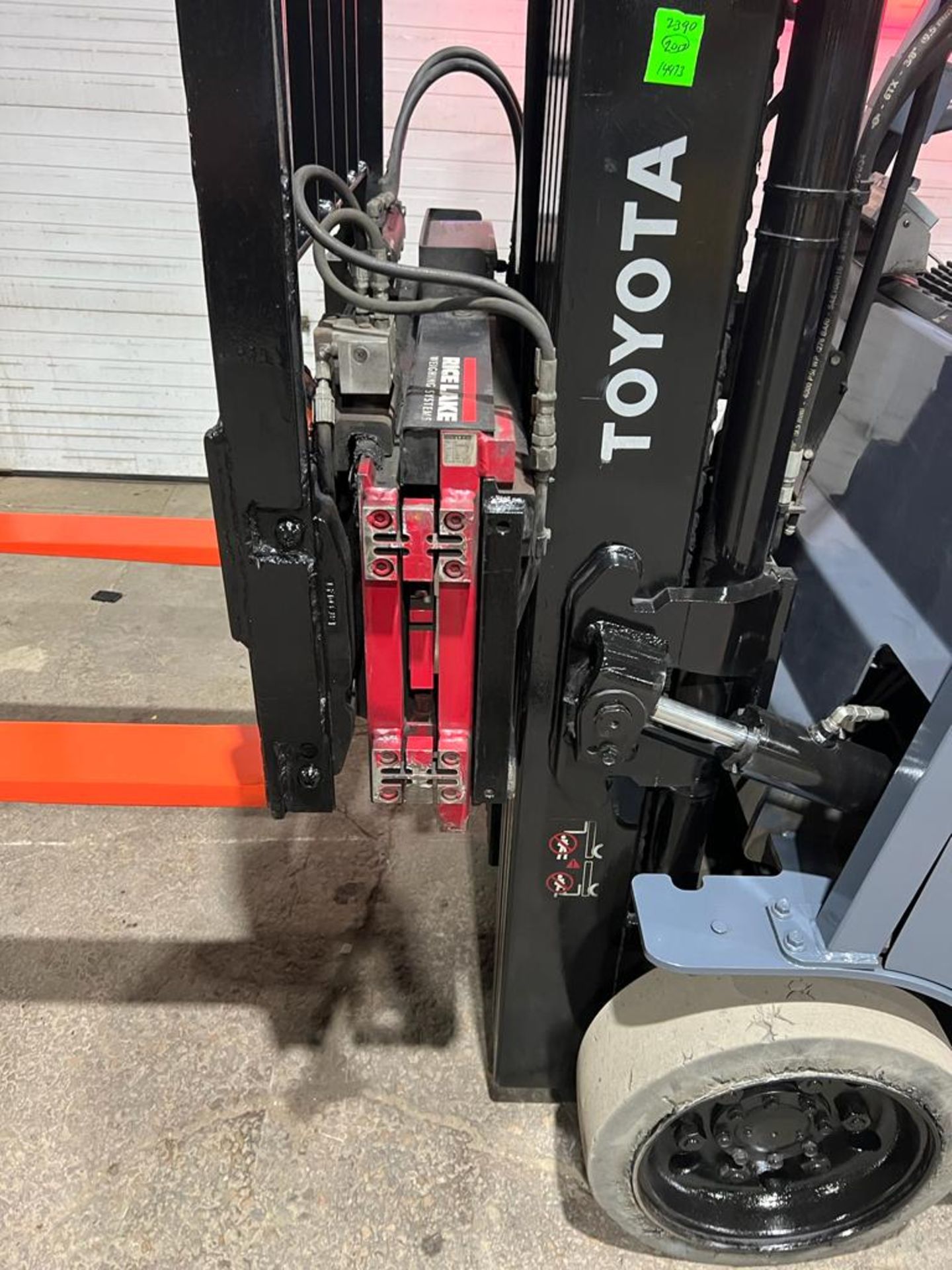 2017 Toyota 5,000lbs Capacity Electric Forklift 4-STAGE MAST & BUILT ON SCALE with Sideshift - Image 2 of 6