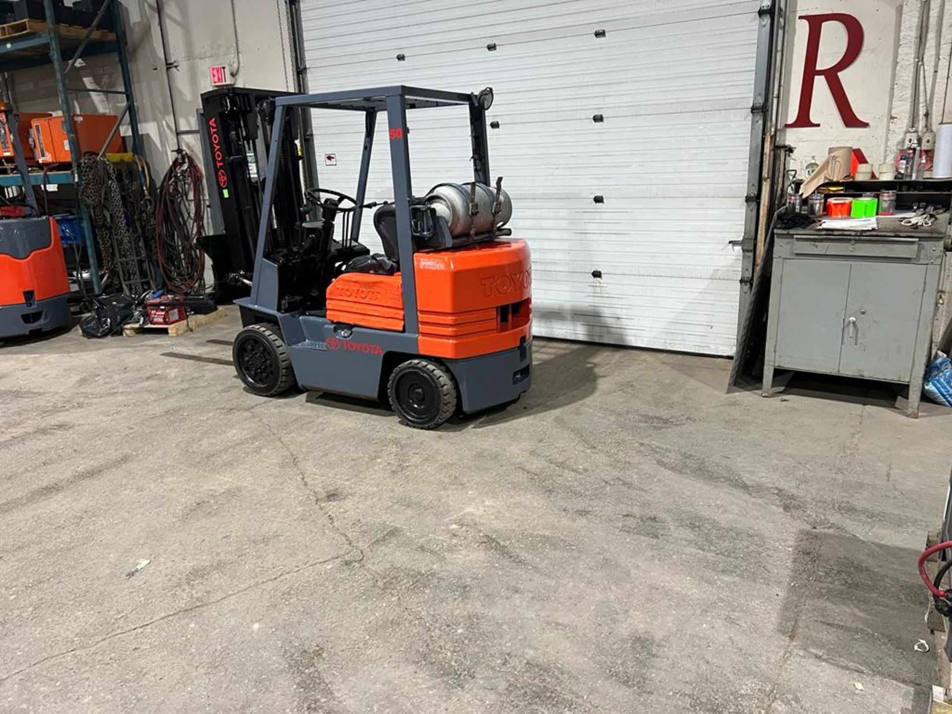 Toyota 5,000lbs Capacity OUTDOOR Forklift LPG (propane) with Sideshift and 3-stage Mast - (no - Image 4 of 4
