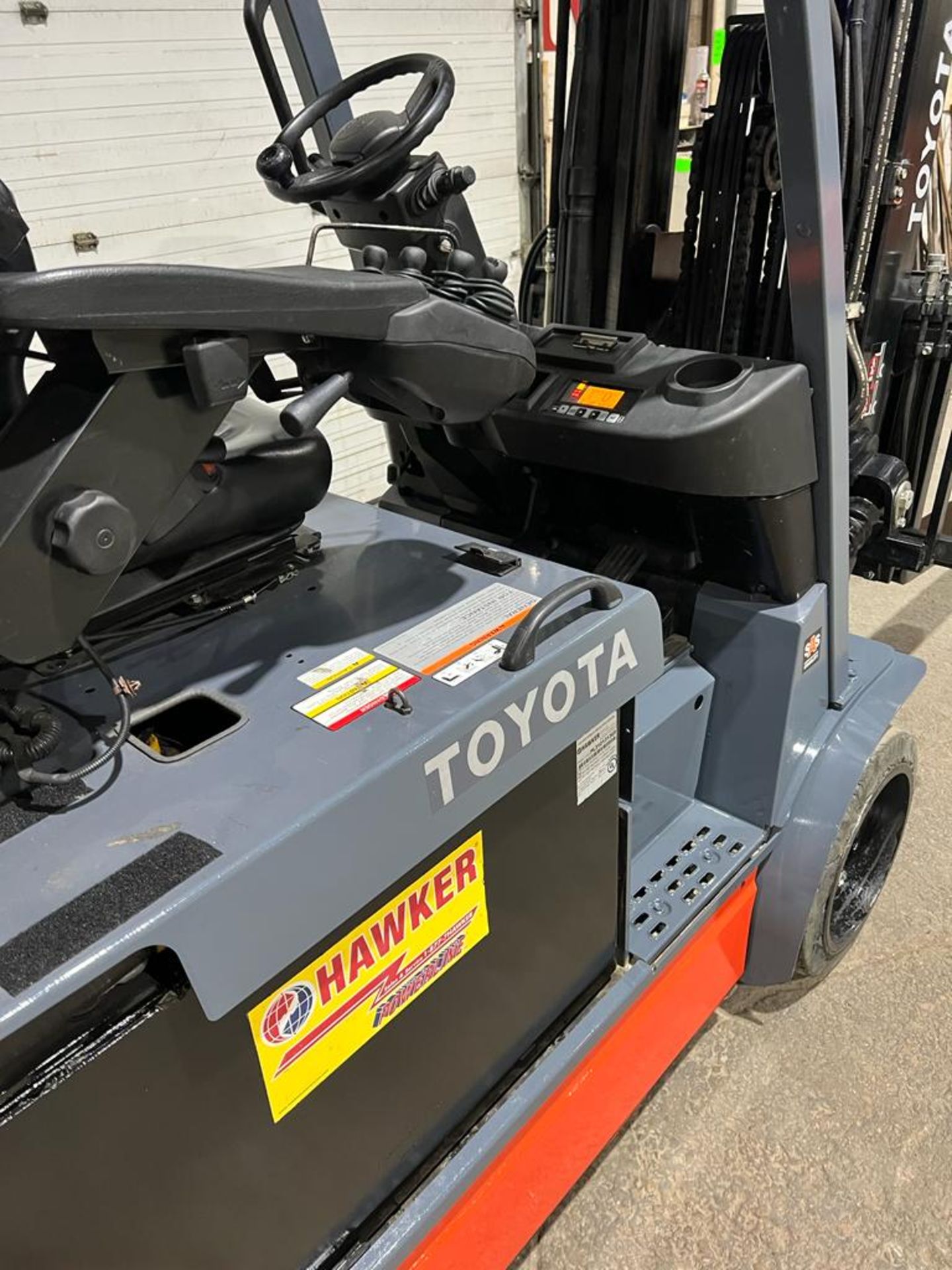 2015 Toyota 6,000lbs Capacity Electric Forklift with Sideshift & Plumbed for Fork Positioner - 48V - Image 4 of 5