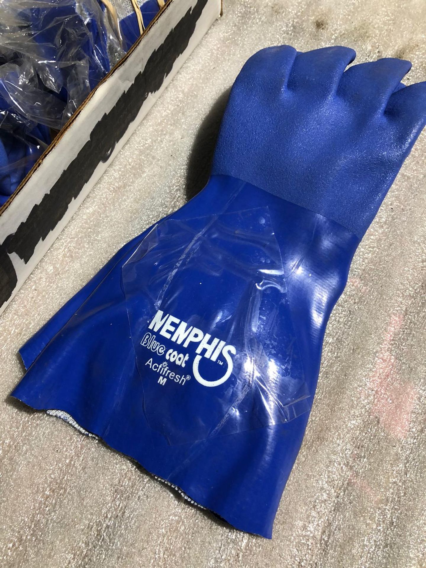 Memphis Blue Coat Waterproof Gloves - 7 pairs - Size M - Image 2 of 3