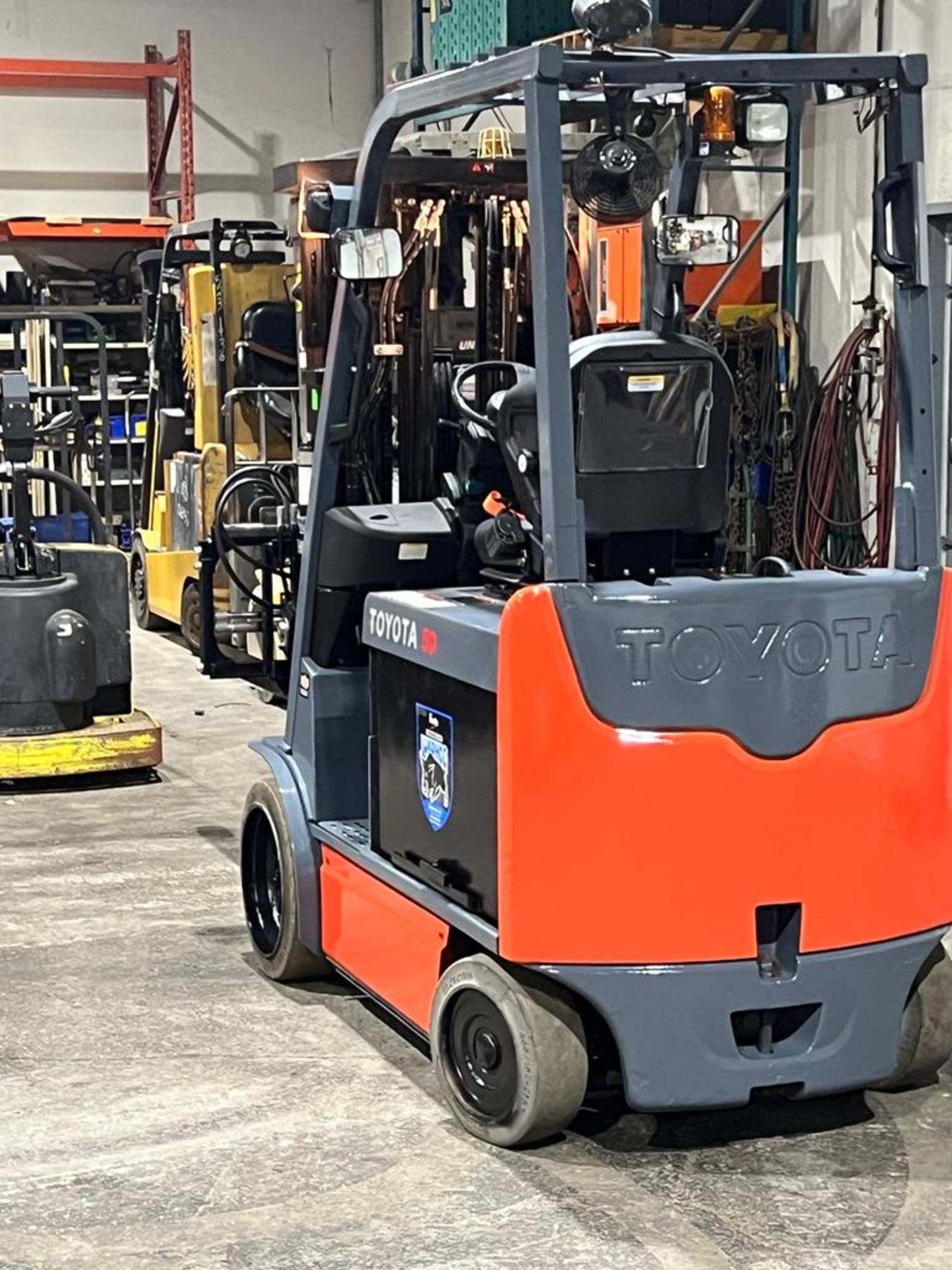 2017 Toyota 50 - 5,000lbs Capacity Electric Forklift 4-STAGE MAST with Sideshift & Fork Positioner - - Image 2 of 3