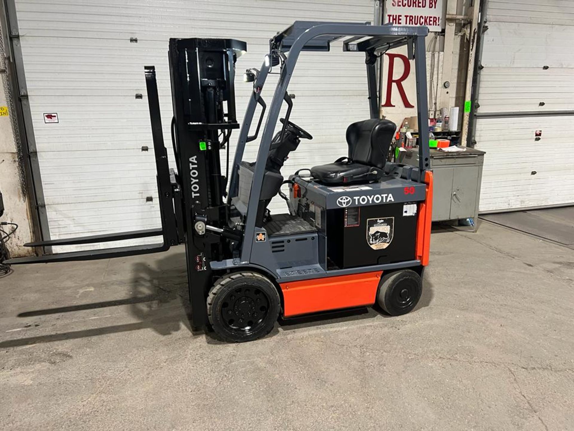 Toyota 5,000lbs Capacity Electric Forklift 4-STAGE MAST with Sideshift & 36V Battery - FREE CUSTOMS