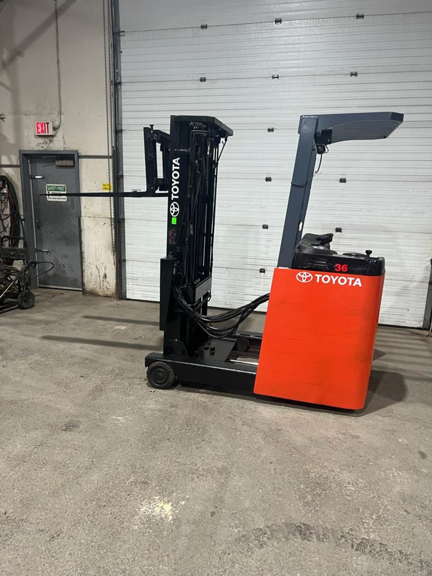 Toyota Reach Truck 3,600lbs Capacity Electric Unit with 3-stage 48V Battery with Sideshift - FREE