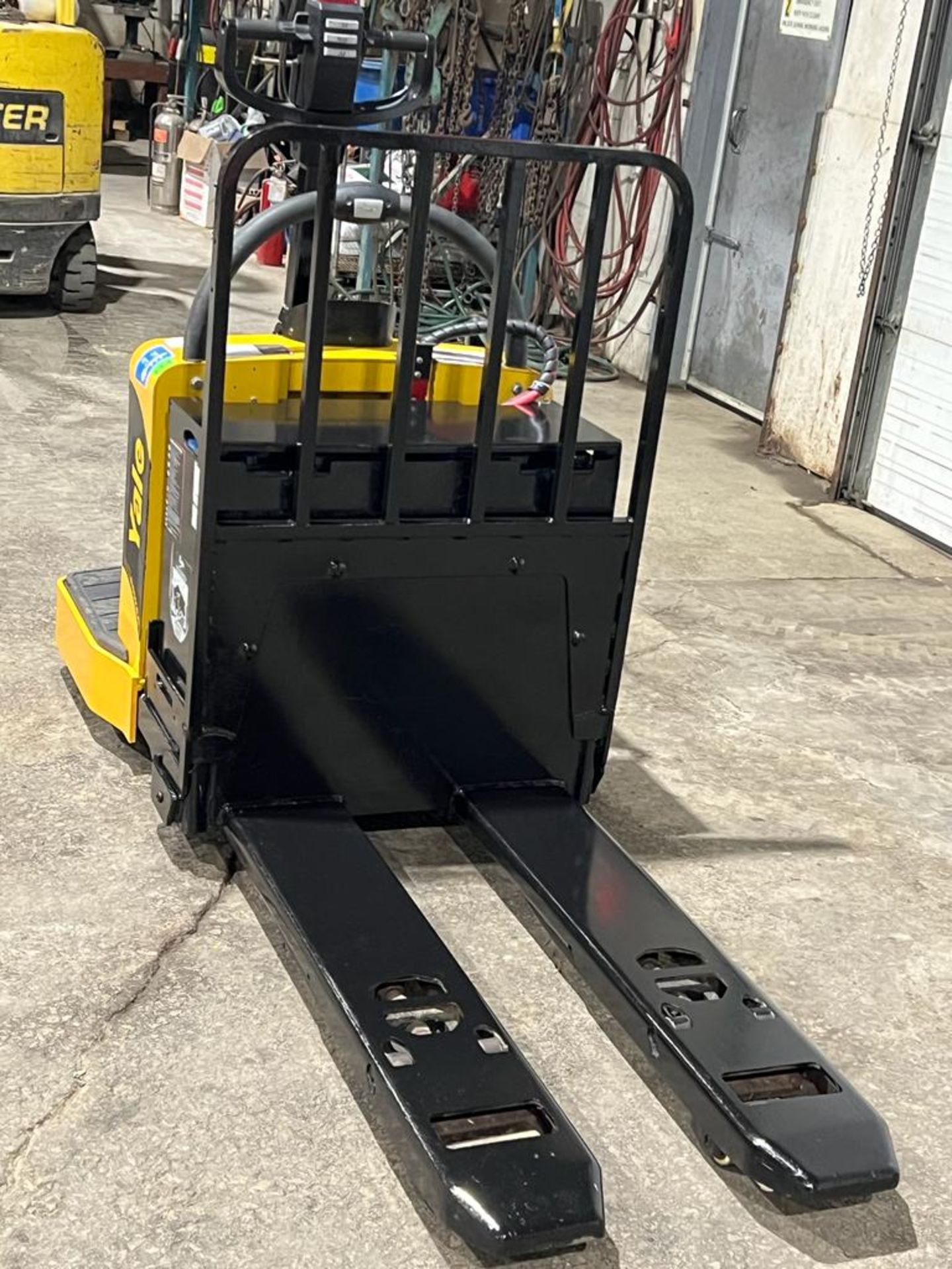 2016 Yale RIDE ON 6000lbs capacity Powered Pallet Cart 24V BATTERY POWER STEERING Lift - Ride on - Image 2 of 3