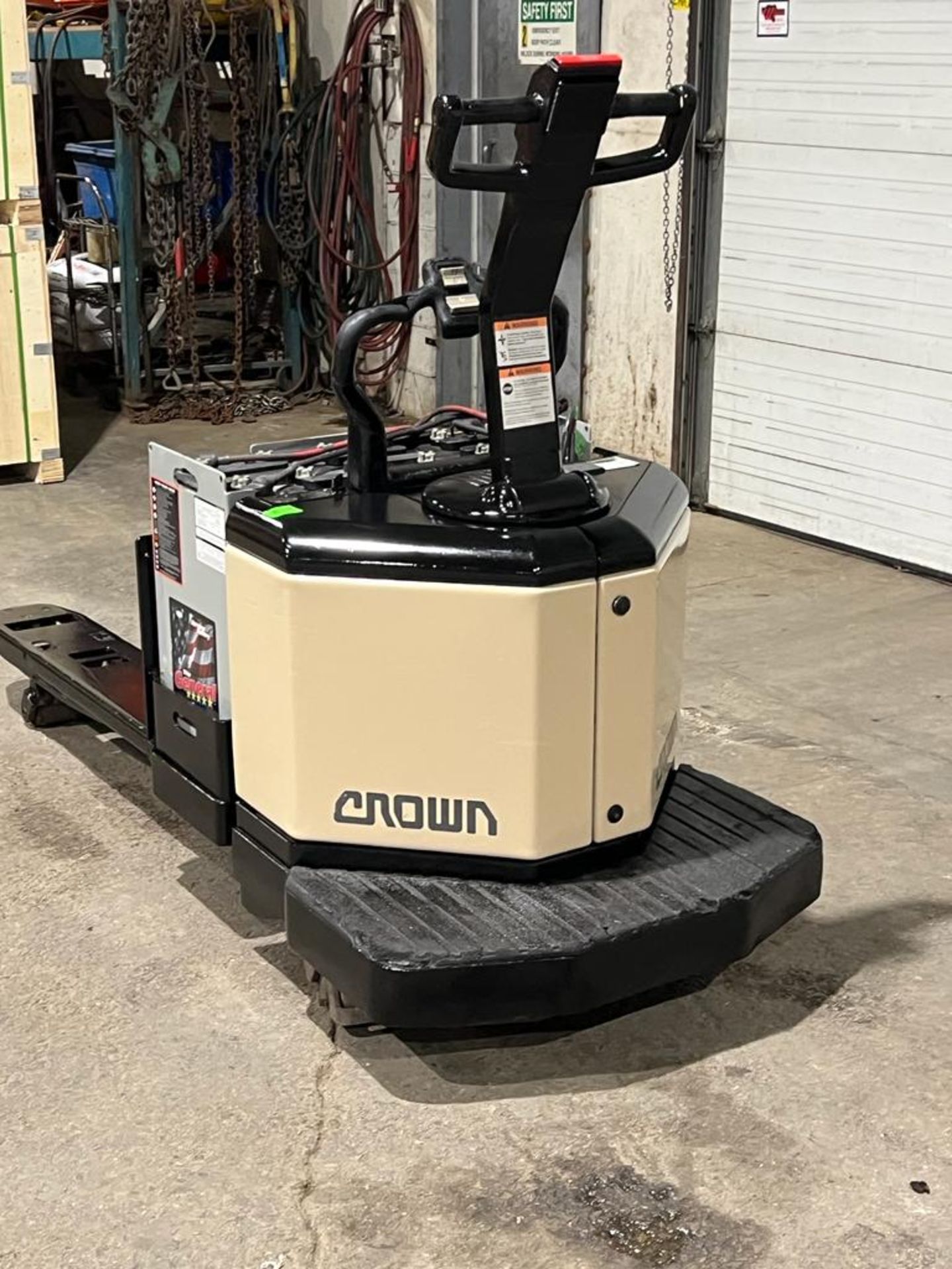 CROWN Ride On 6,000lbs capacity Electric Powered Pallet Cart 24V Unit - Image 3 of 3
