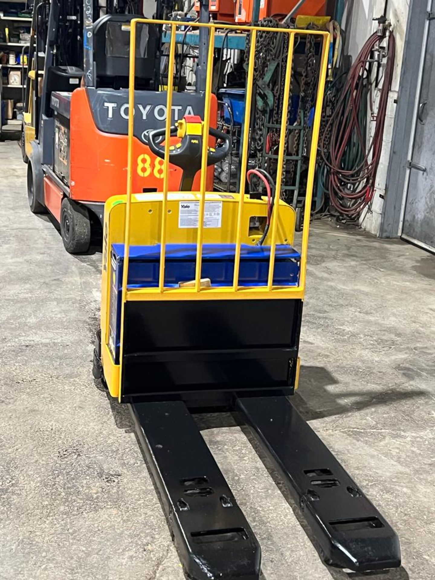 Yale Walk Behind 6,500lbs capacity Electric Powered Pallet Cart 12V with LOW HOURS - Image 3 of 3