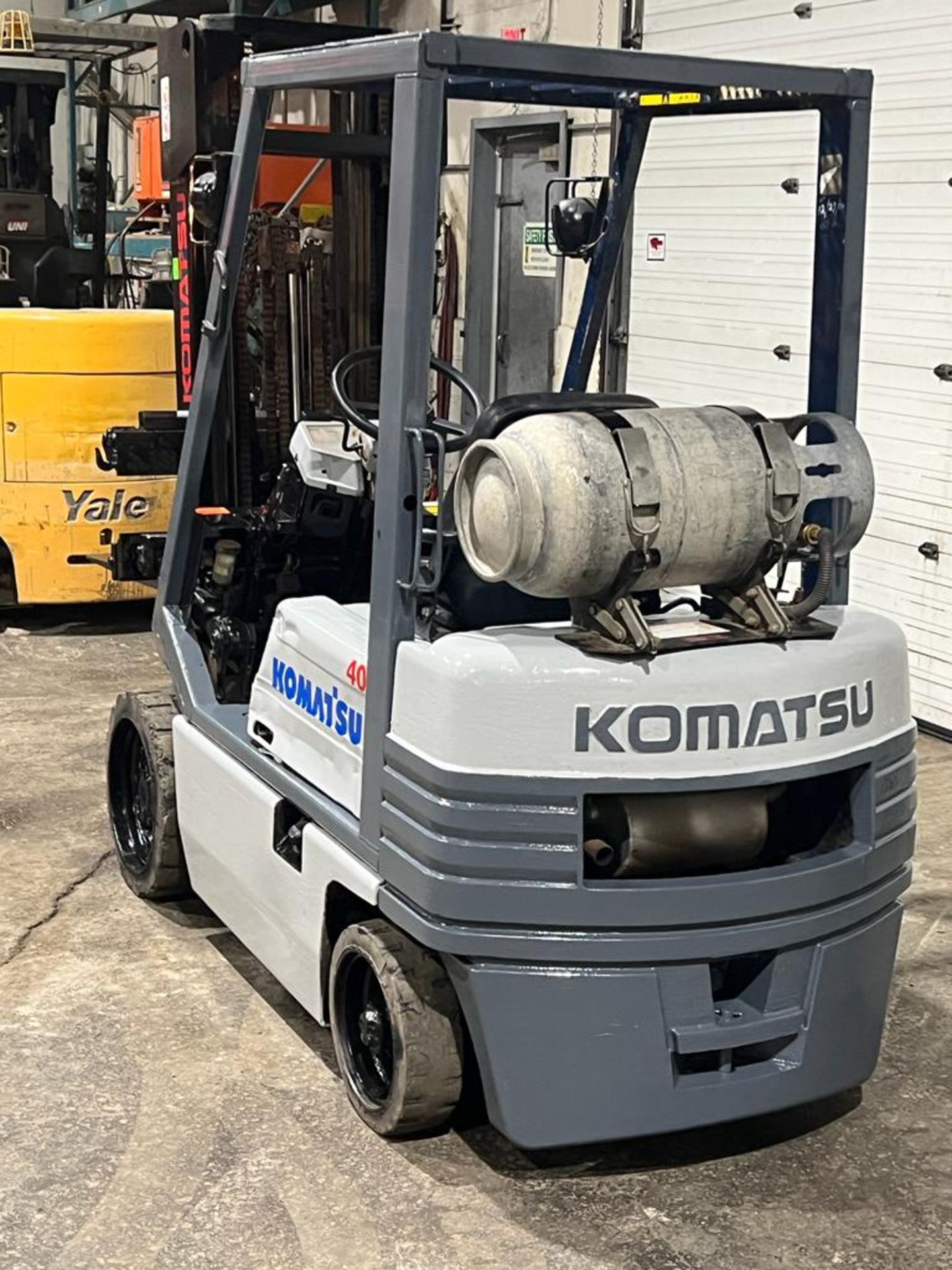 Komatsu 40 - 4,000lbs Capacity Forklift LPG (propane) with Sideshift & 3-stage Mast with LOW HOURS - - Image 3 of 4