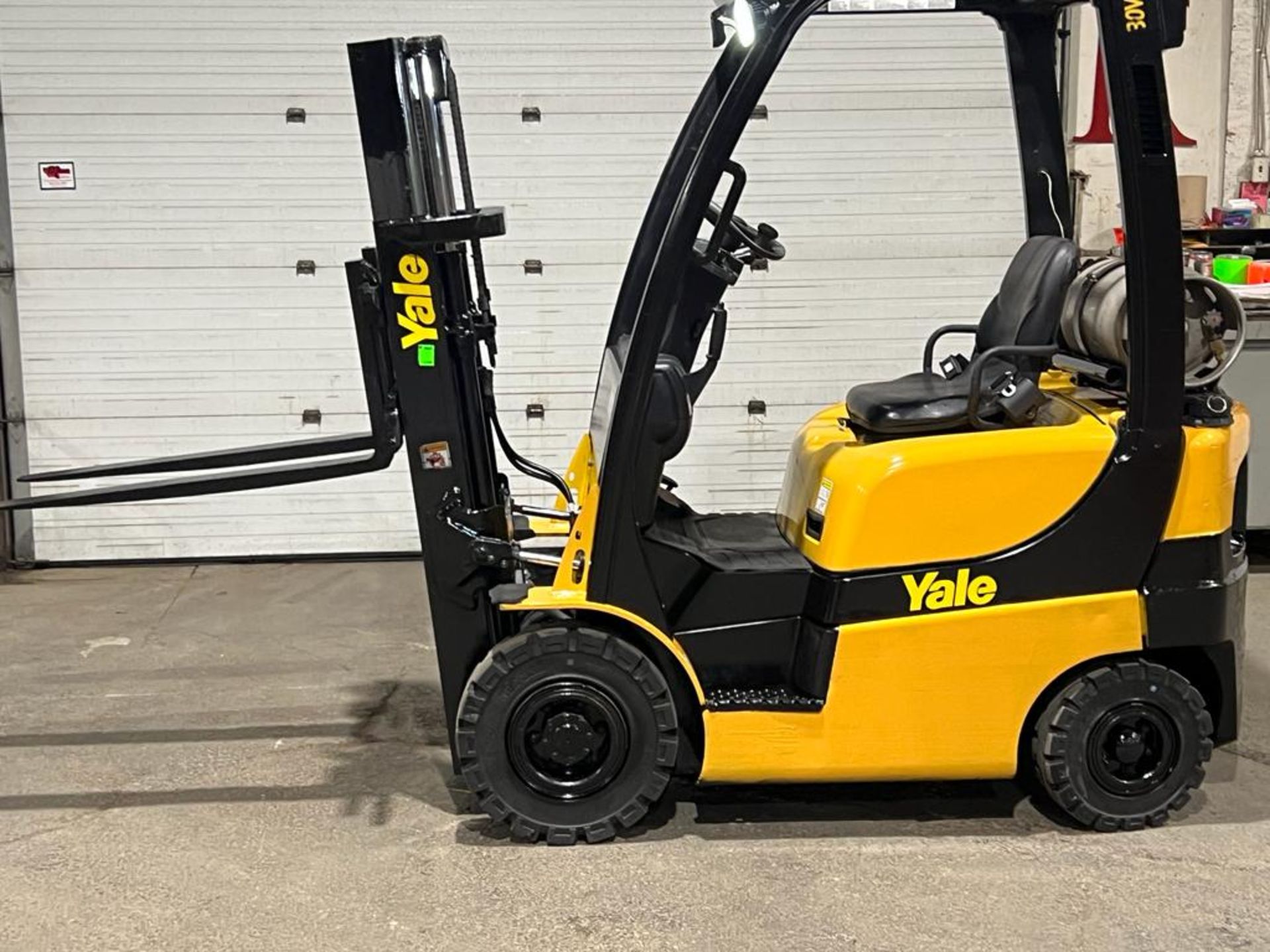 NICE 2016 Yale 30 - 3,000lbs Capacity OUTDOOR Forklift LPG (propane) with Trucker Mast & Foam Filled - Image 5 of 7