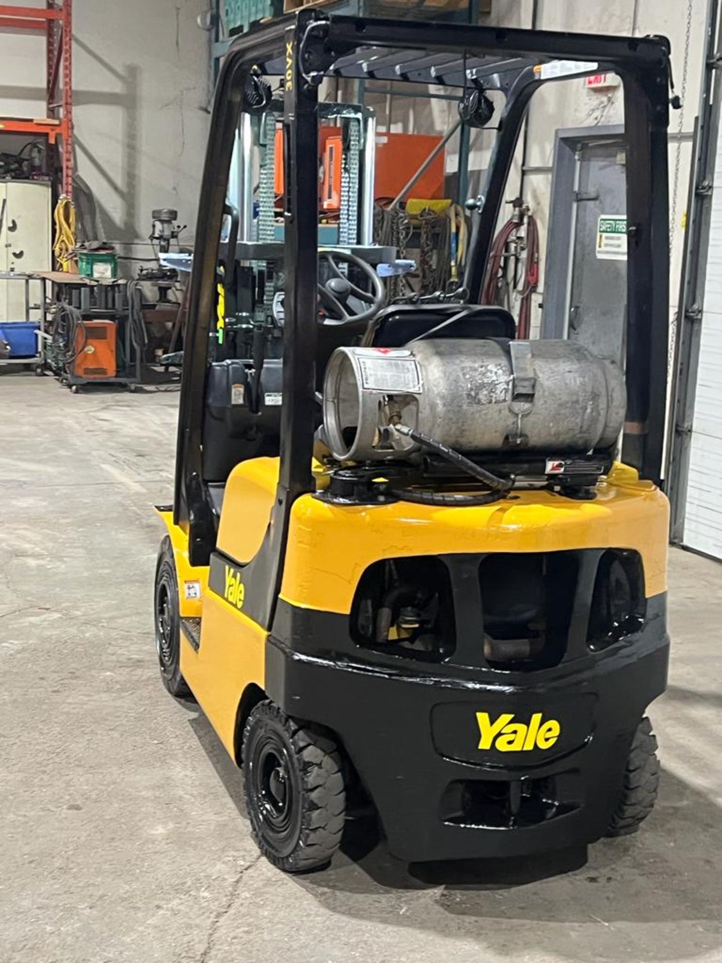 NICE 2017 Yale 30 - 3,000lbs Capacity OUTDOOR Forklift LPG (propane) with Trucker Mast & Foam Filled - Image 4 of 4