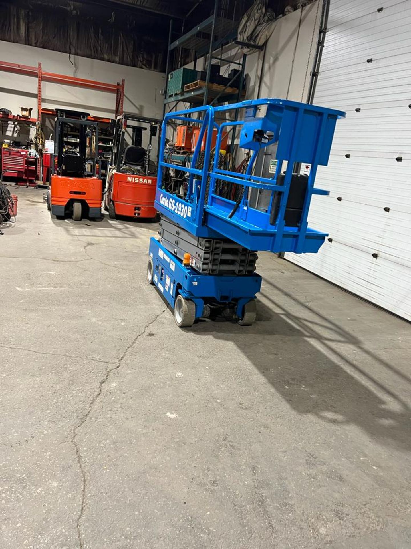 Genie GS-1930 Electric Motorized Scissor Lift - with Extendable Platform Deck with pendant - Image 3 of 3