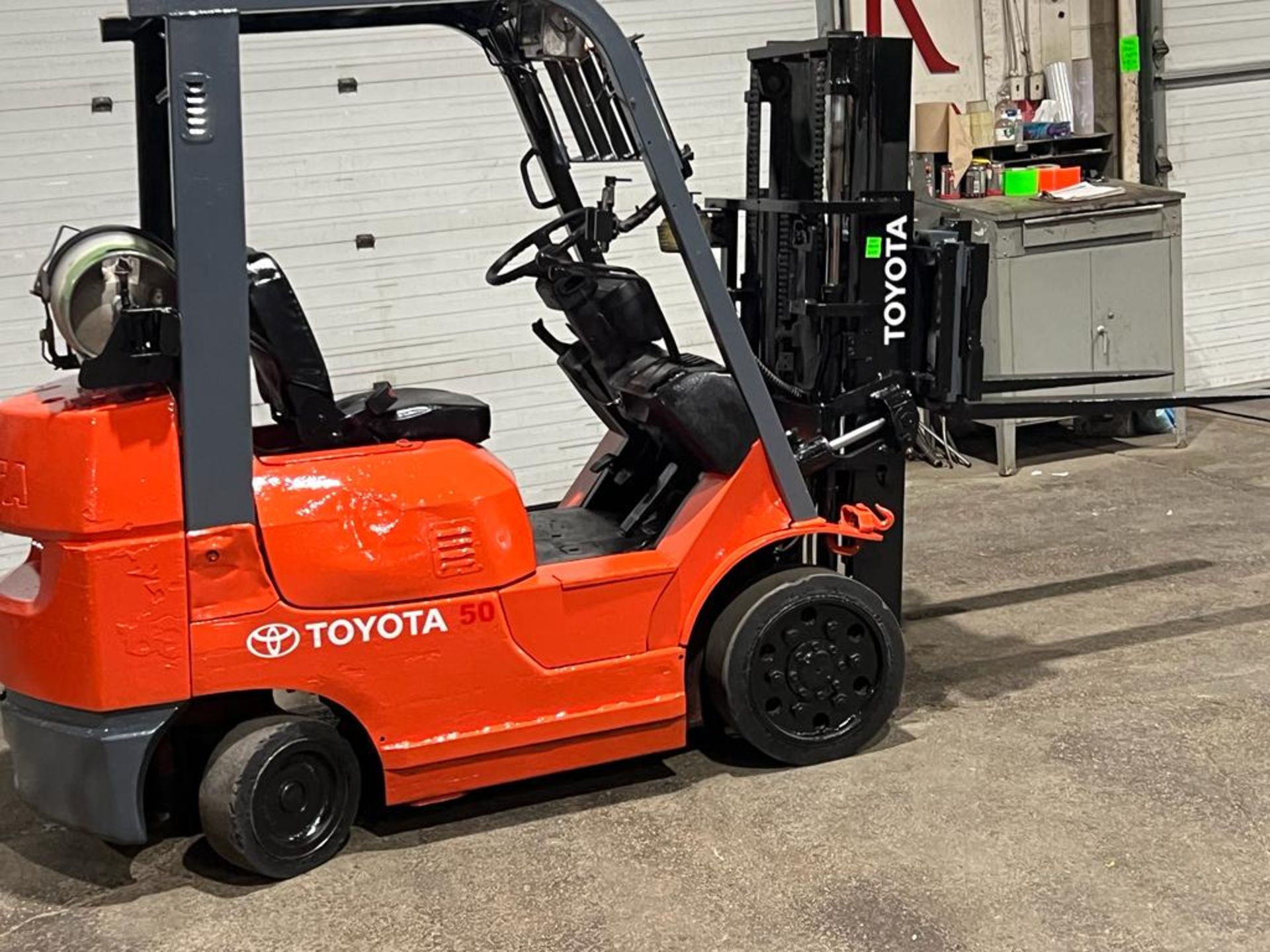 Toyota 5,000lbs Capacity Forklift LPG (propane) with Built On Scale and Trucker Mast - FREE CUSTOMS - Image 2 of 5