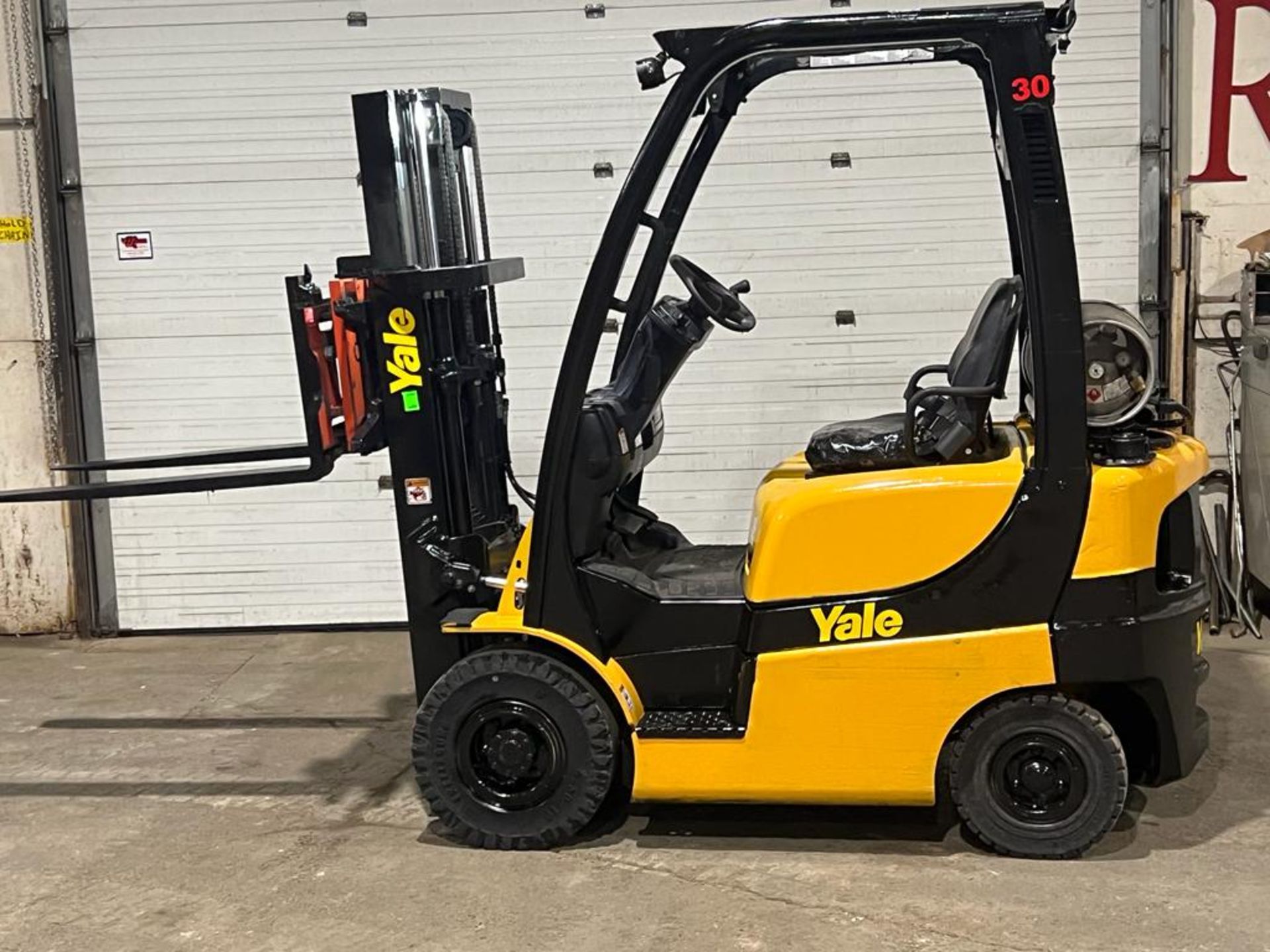 NICE 2015 Yale 30 - 3,000lbs Capacity OUTDOOR Forklift LPG (propane) with Trucker Mast & Foam Filled