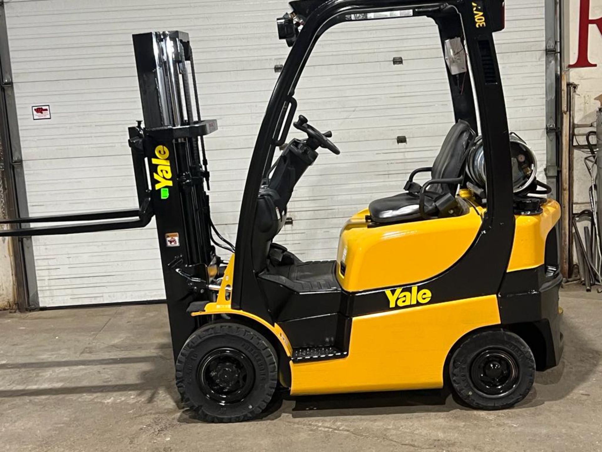 NICE 2015 Yale 30 - 3,000lbs Capacity OUTDOOR Forklift LPG (propane) with Trucker Mast & Foam Filled