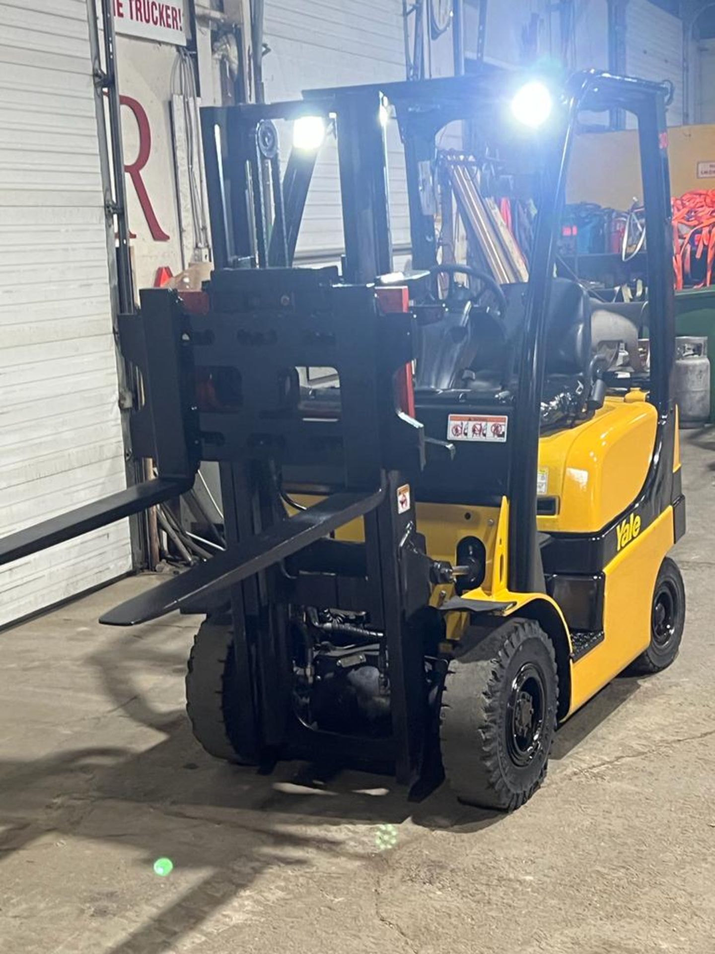 NICE 2015 Yale 30 - 3,000lbs Capacity OUTDOOR Forklift LPG (propane) with Trucker Mast & Foam Filled - Image 2 of 5