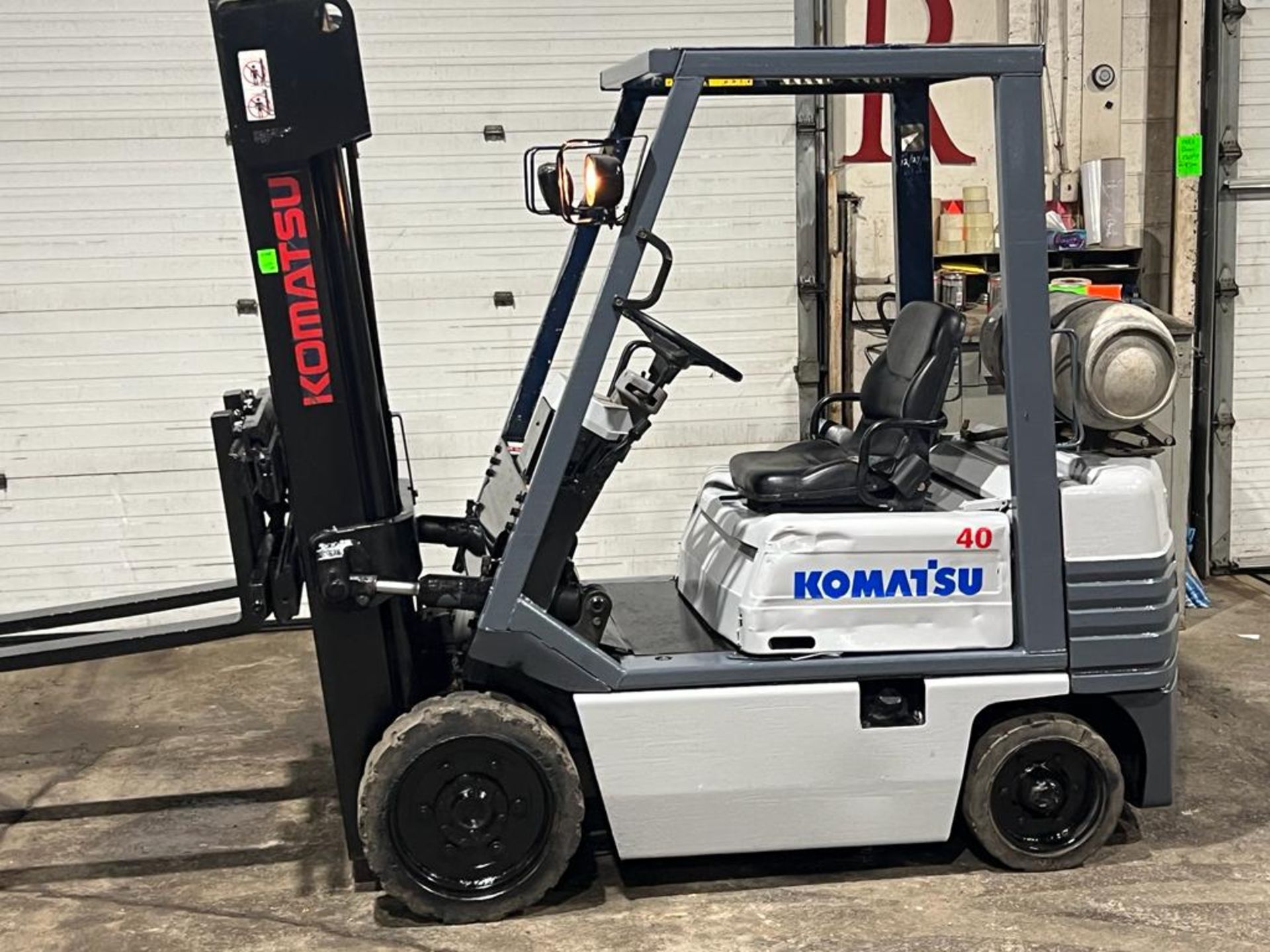Komatsu 40 - 4,000lbs Capacity Forklift LPG (propane) with Sideshift & 3-stage Mast with LOW HOURS -
