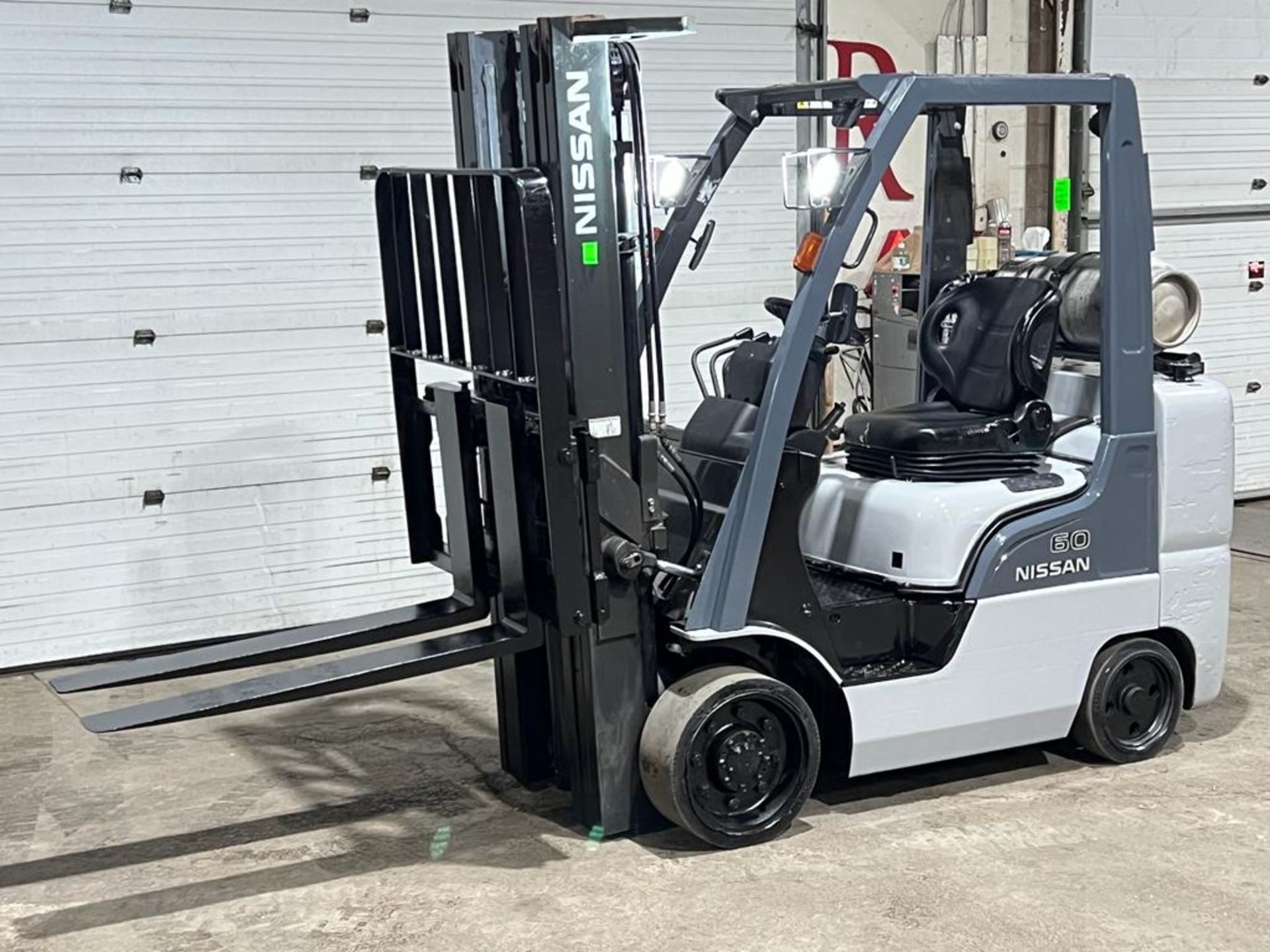 2013 Nissan 60 - 6,000lbs Capacity Forklift LPG (propane) with Sideshift & 3 stage mast with Low - Image 4 of 6