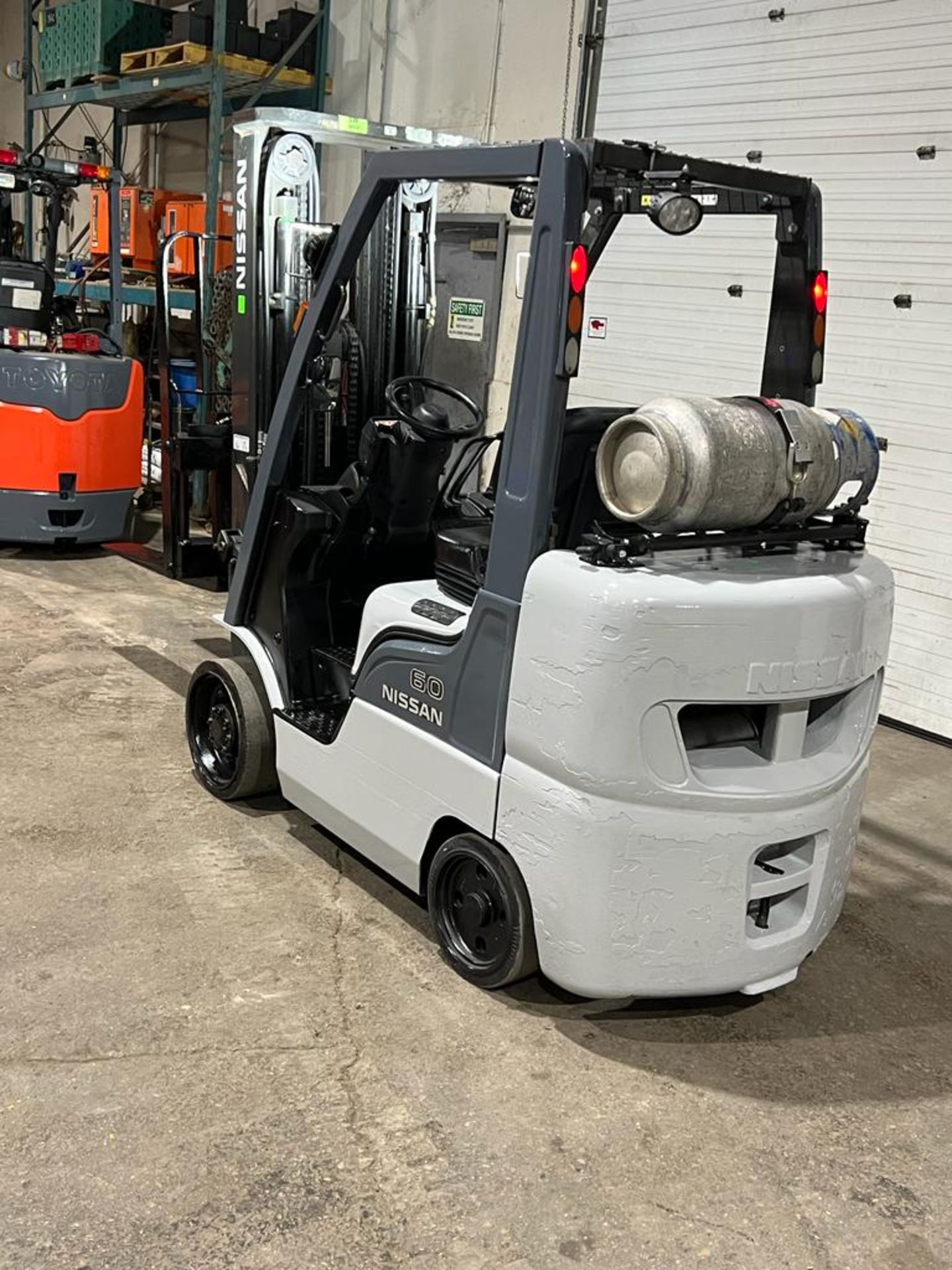2013 Nissan 60 - 6,000lbs Capacity Forklift LPG (propane) with Sideshift & 3 stage mast with Low - Image 5 of 6