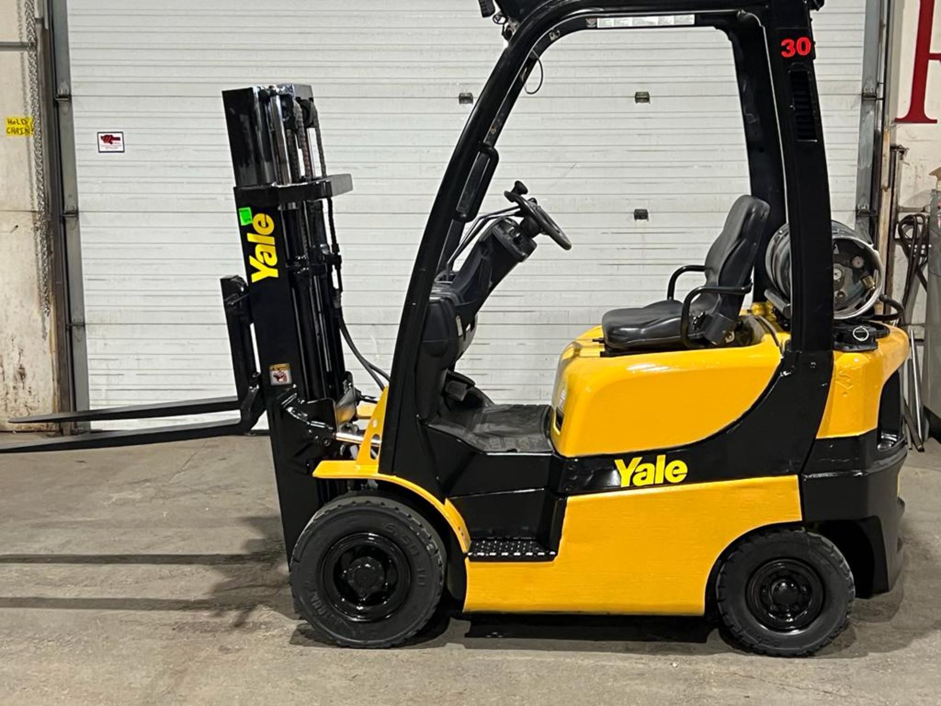 NICE 2015 Yale 30 - 3,000lbs Capacity OUTDOOR Forklift LPG (propane) with Trucker Mast & Foam Filled