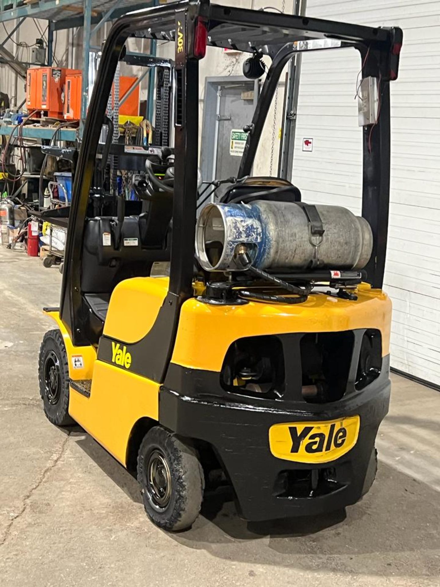 NICE 2015 Yale 30 - 3,000lbs Capacity OUTDOOR Forklift LPG (propane) with Trucker Mast & Foam Filled - Image 3 of 4