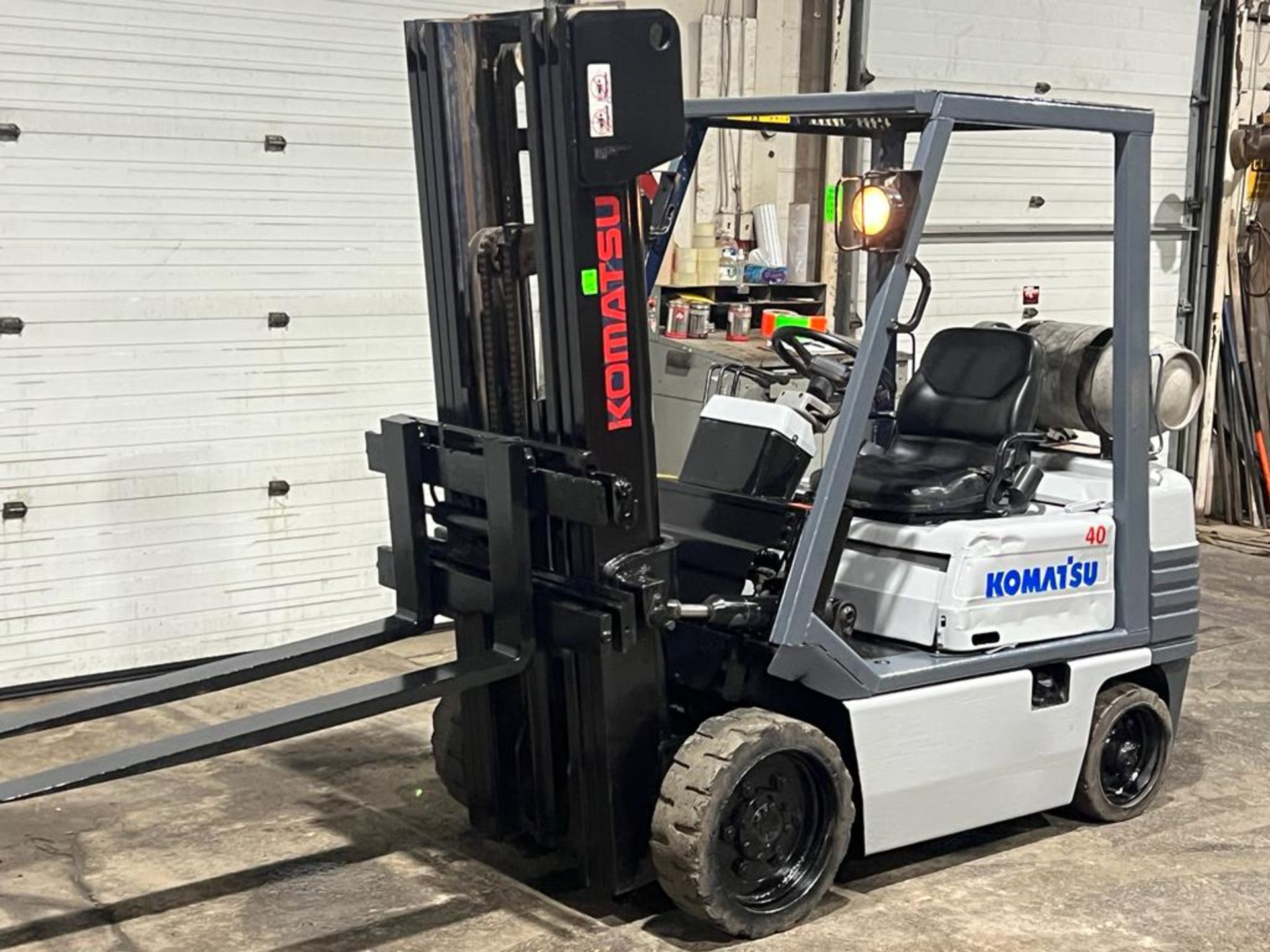 Komatsu 40 - 4,000lbs Capacity Forklift LPG (propane) with Sideshift & 3-stage Mast with LOW HOURS - - Image 2 of 4