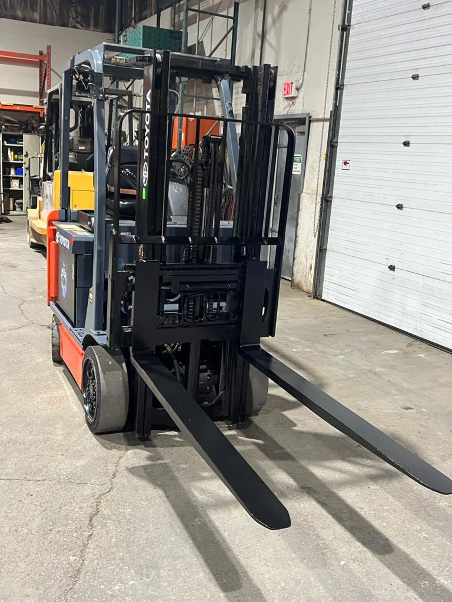 2014 Toyota 5,000lbs Capacity Forklift LPG (propane) battery with Sideshift and 3-stage Mast (no - Image 2 of 5