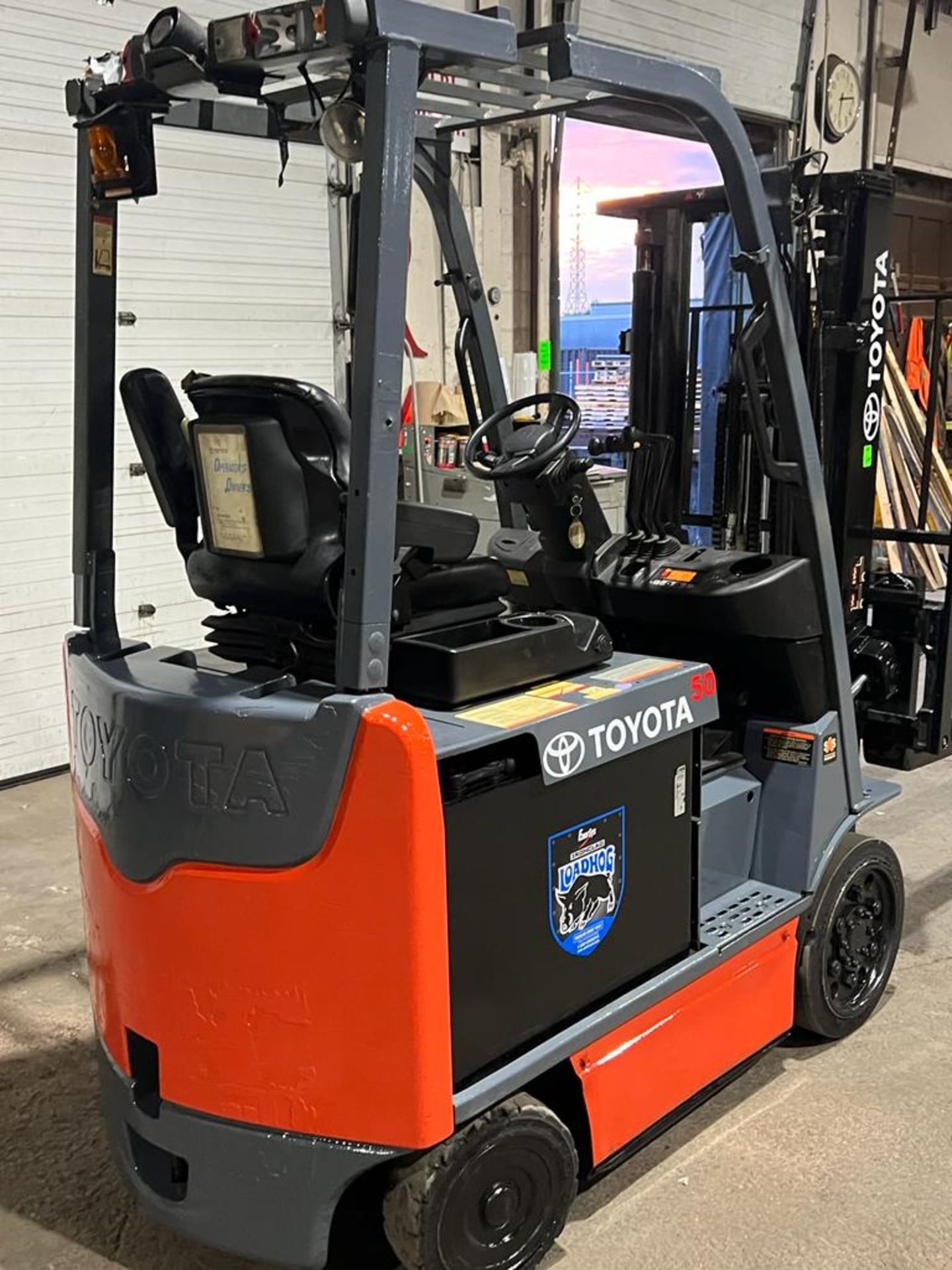 2014 Toyota 5,000lbs Capacity Forklift LPG (propane) battery with Sideshift and 3-stage Mast (no - Image 4 of 5