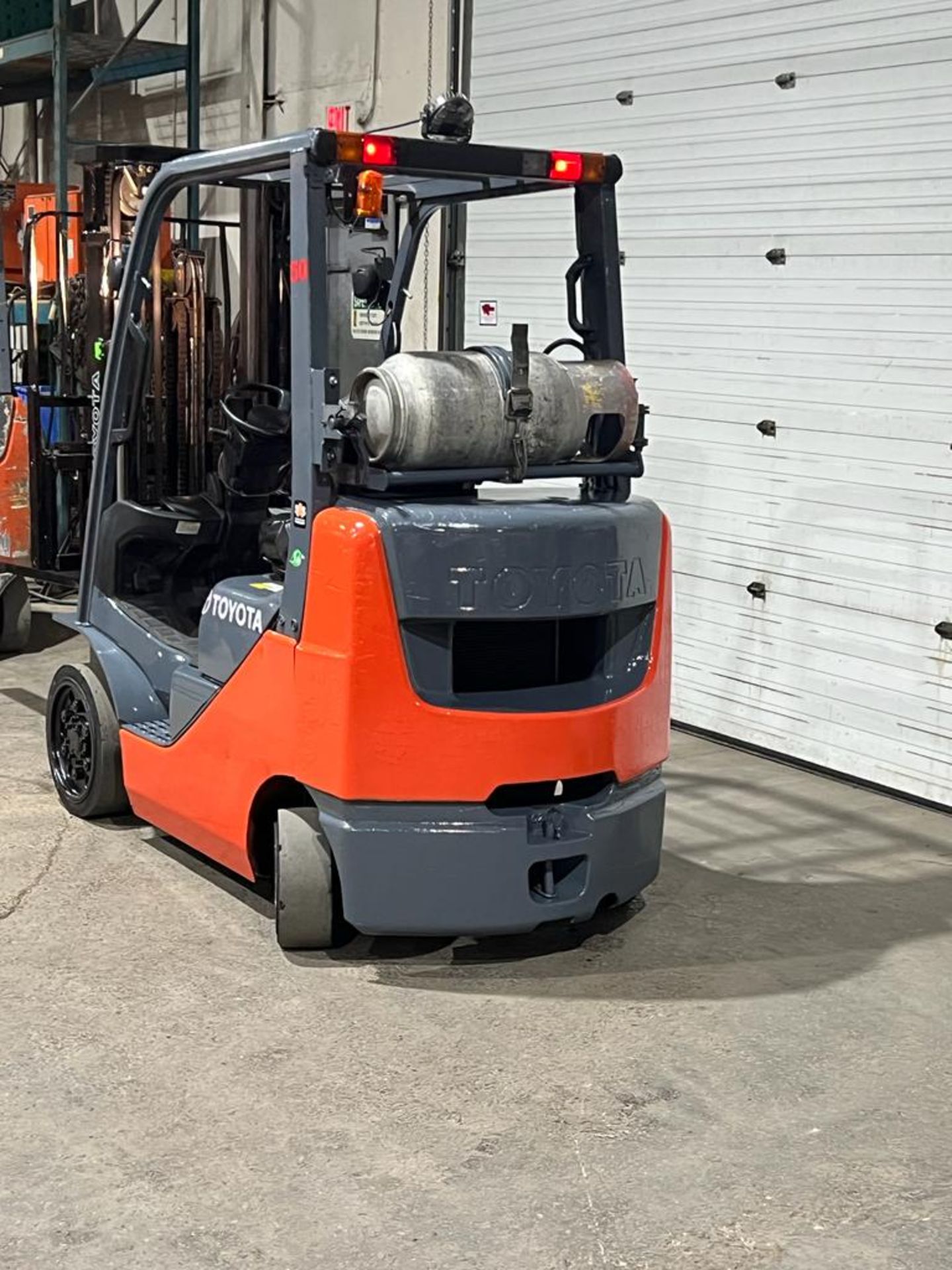 2014 Toyota 5,000lbs Capacity Forklift LPG (propane) with sideshift and 3-STAGE MAST (no propane - Image 4 of 4