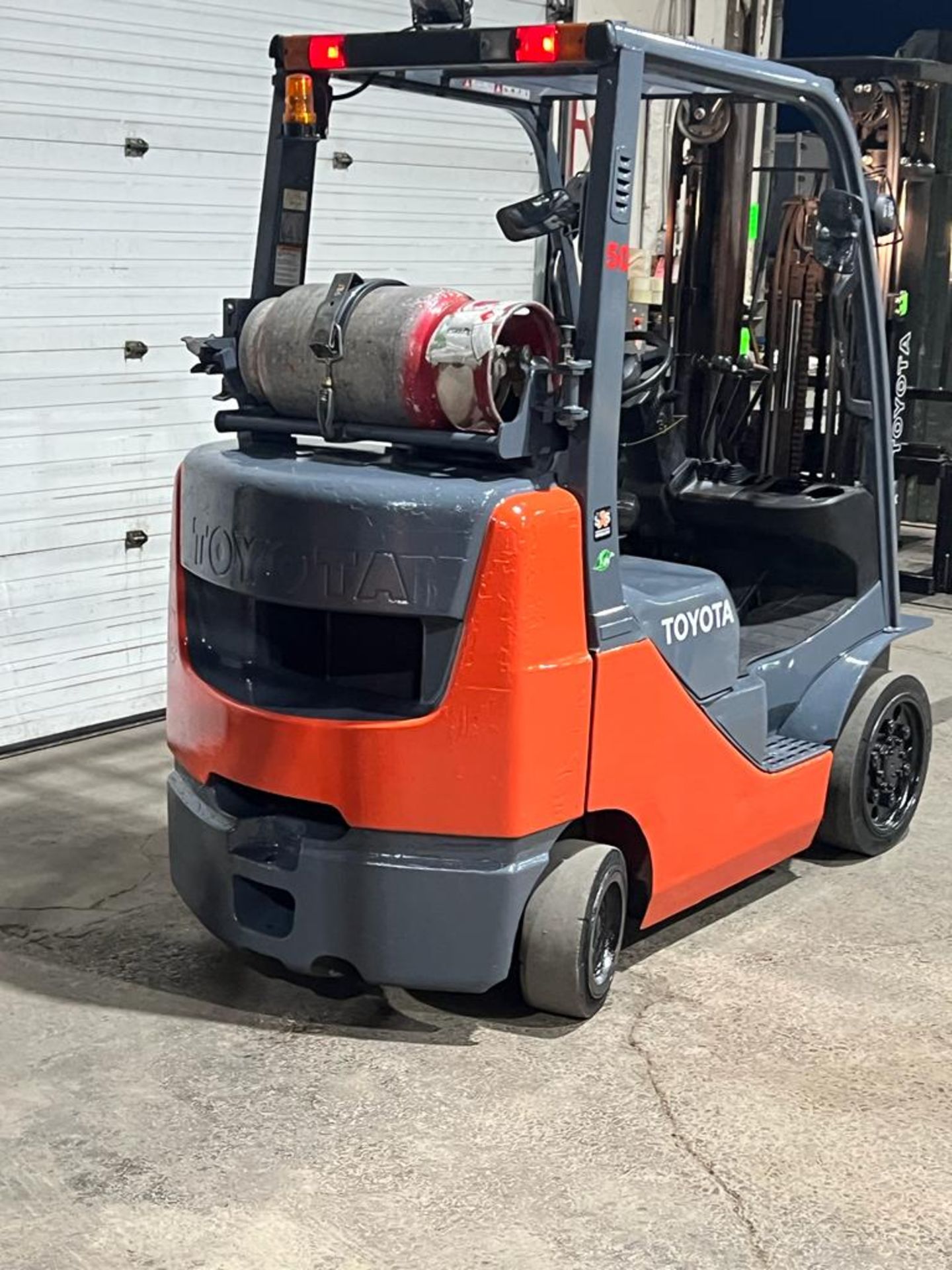 2014 Toyota 5,000lbs Capacity Forklift LPG (propane) with sideshift and 3-STAGE MAST (no propane - Image 3 of 3