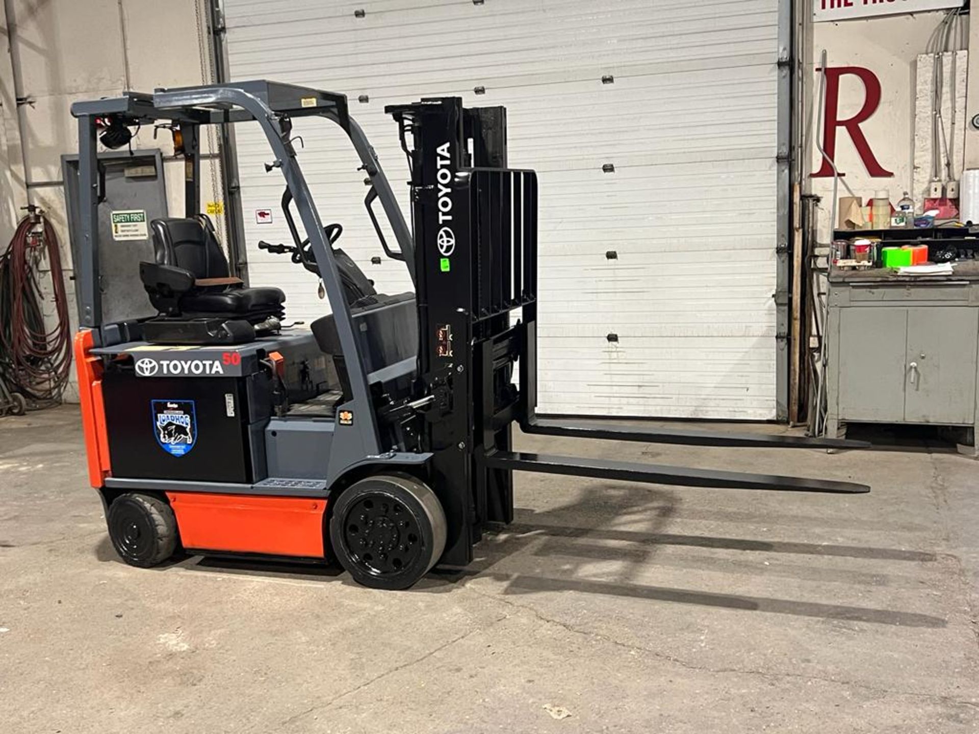 2014 Toyota 5,000lbs Capacity Forklift LPG (propane) battery with Sideshift and 3-stage Mast (no