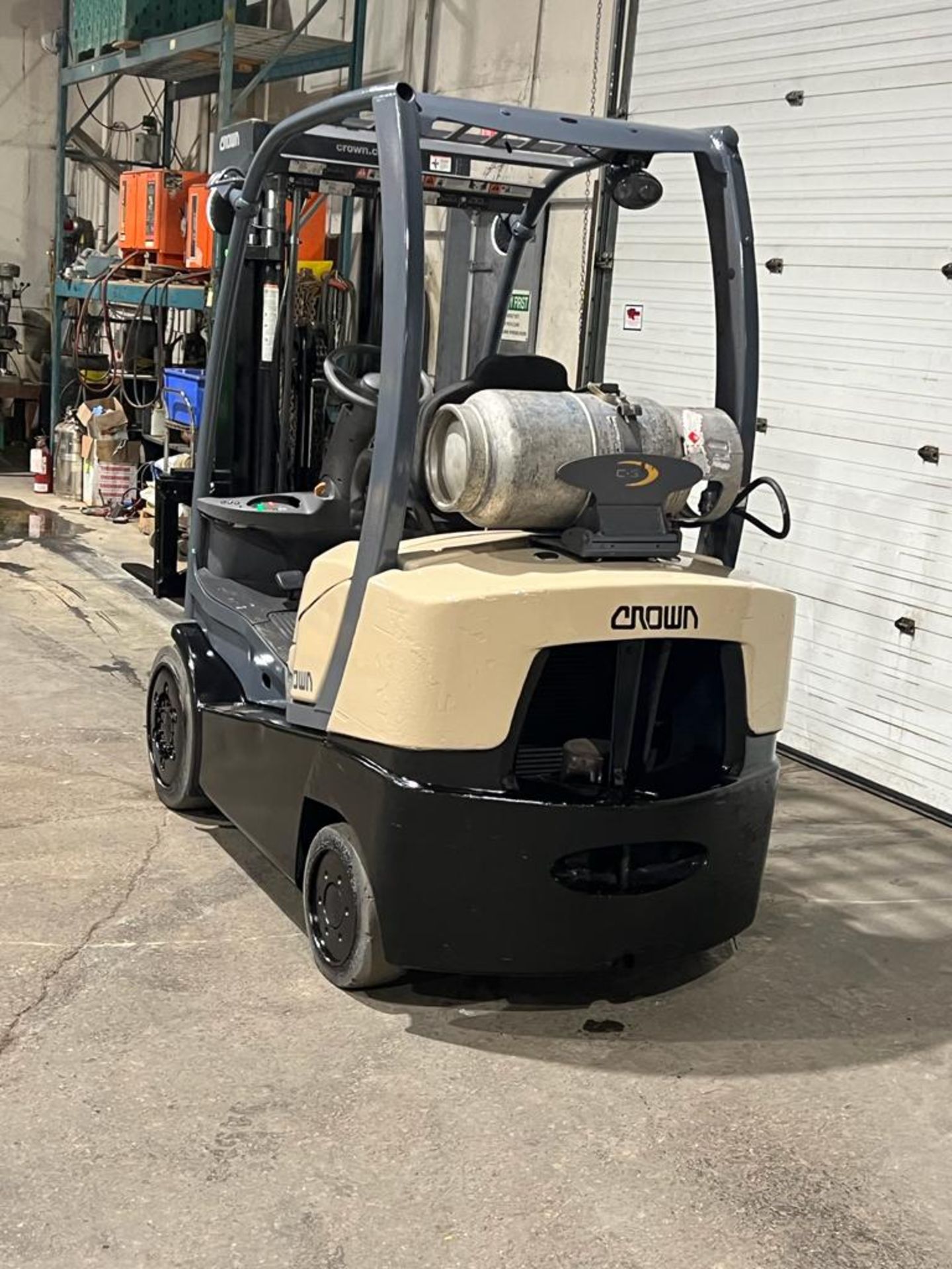 2016 Crown 5,000lbs Capacity Forklift LPG (propane) with 3-STAGE MAST with Sideshift (no propane - Image 3 of 4
