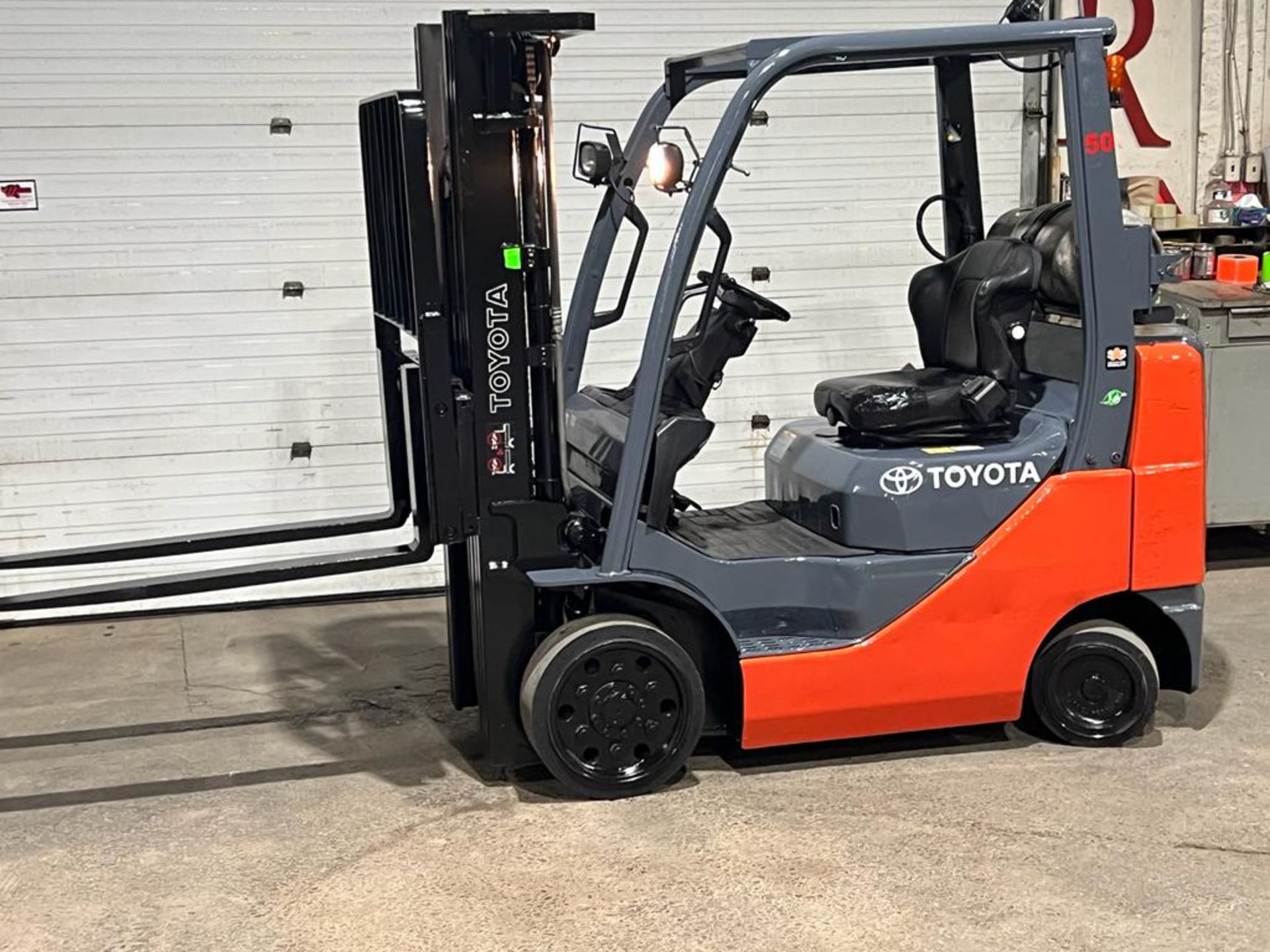 2014 Toyota 5,000lbs Capacity Forklift LPG (propane) with sideshift and 3-STAGE MAST (no propane