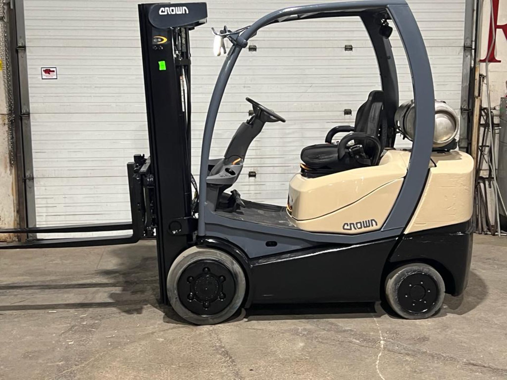 2016 Crown 5,000lbs Capacity Forklift LPG (propane) with 3-STAGE MAST with Sideshift (no propane