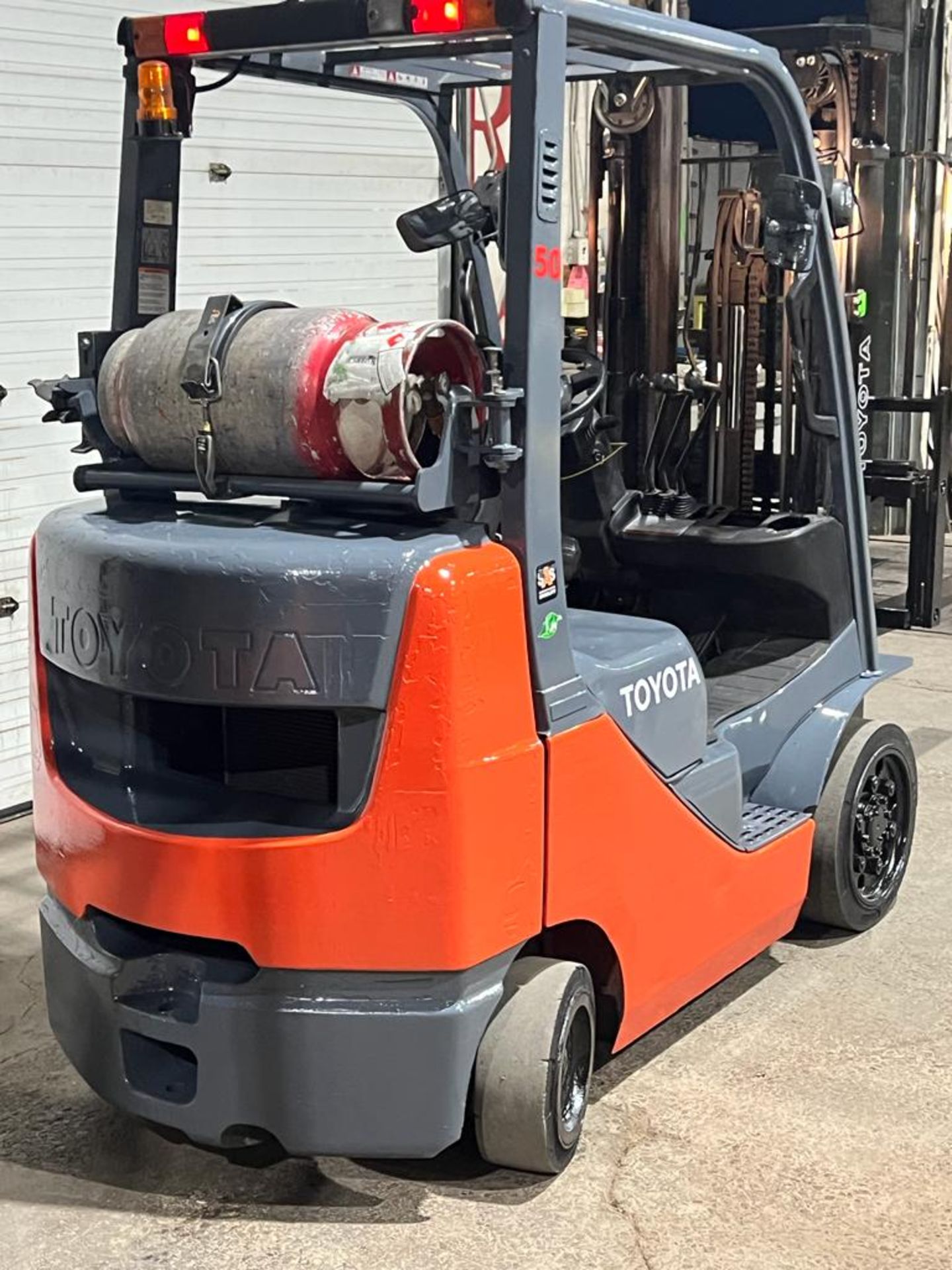 2014 Toyota 5,000lbs Capacity Forklift LPG (propane) with sideshift and 3-STAGE MAST (no propane - Image 2 of 3