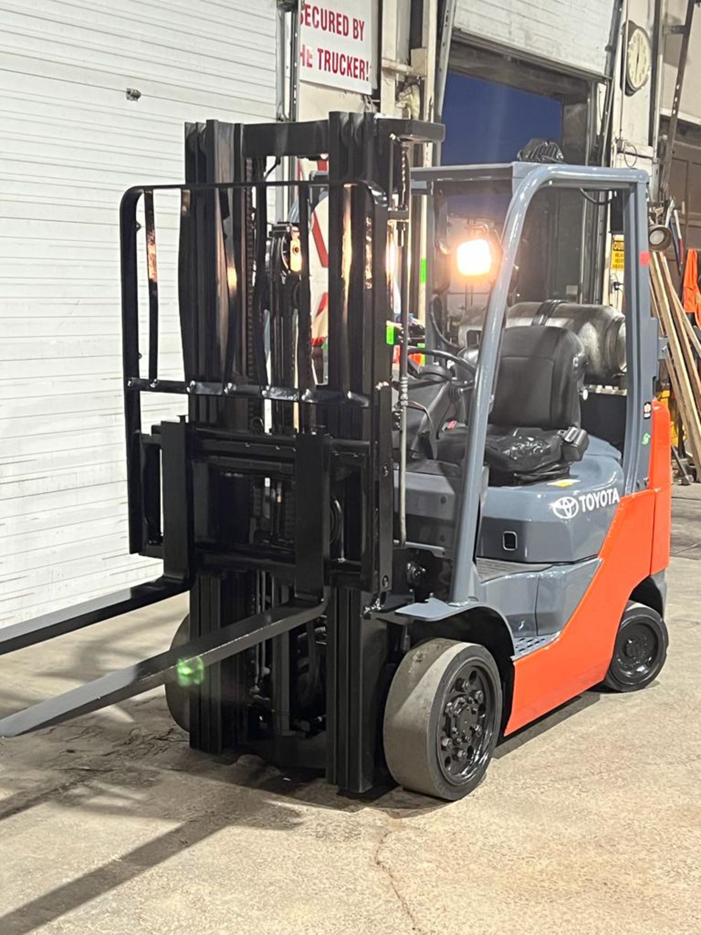 2014 Toyota 5,000lbs Capacity Forklift LPG (propane) with sideshift and 3-STAGE MAST (no propane - Image 3 of 4