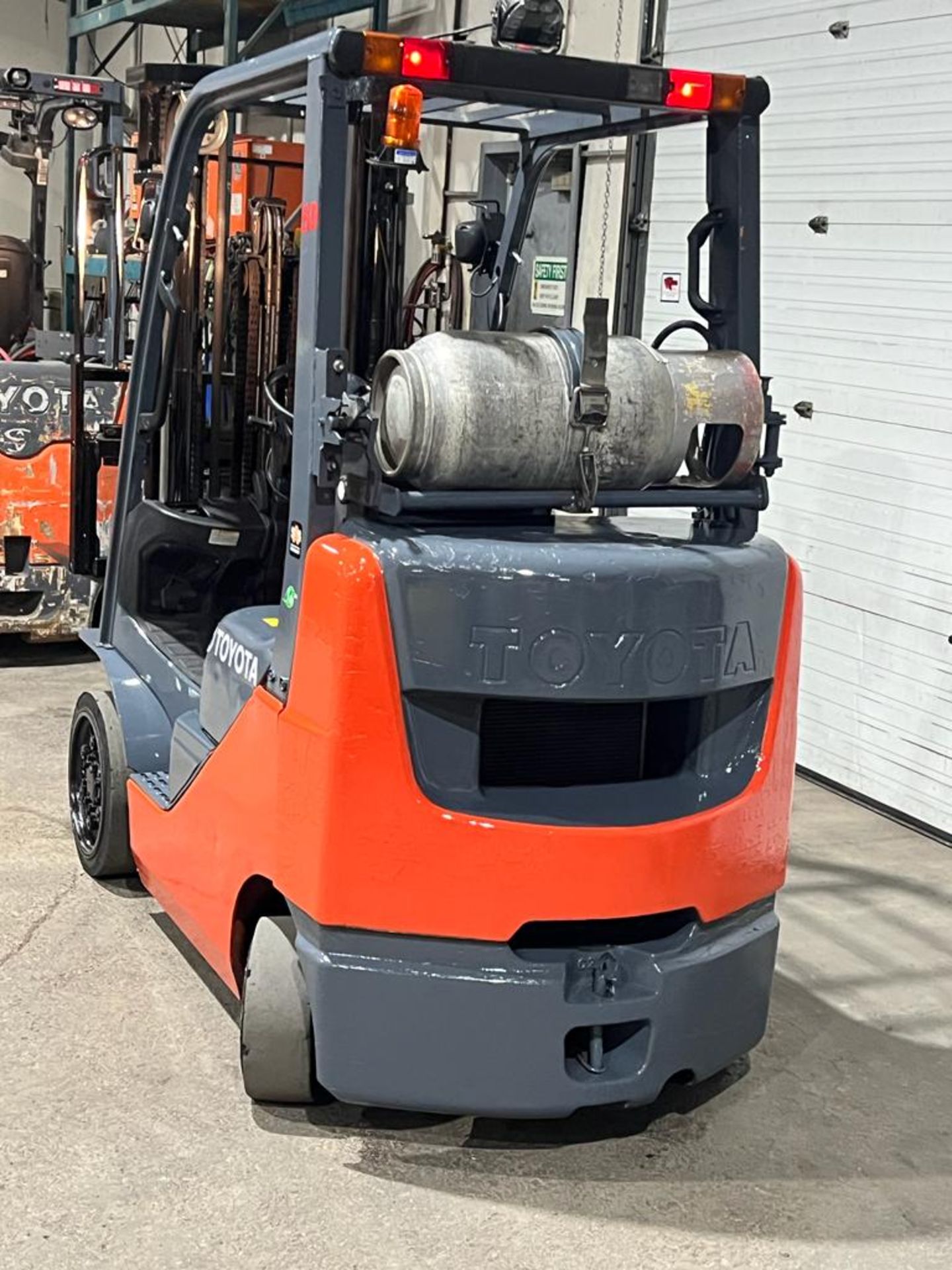 2014 Toyota 5,000lbs Capacity Forklift LPG (propane) with sideshift and 3-STAGE MAST (no propane - Image 2 of 4