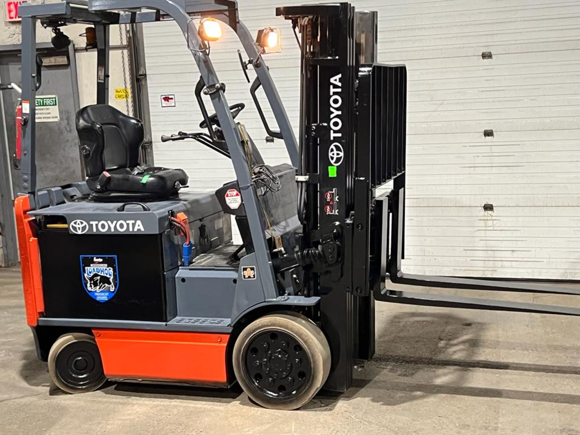 2014 Toyota 5,000lbs Capacity Electric Forklift with sideshift and 3-STAGE MAST - FREE CUSTOMS